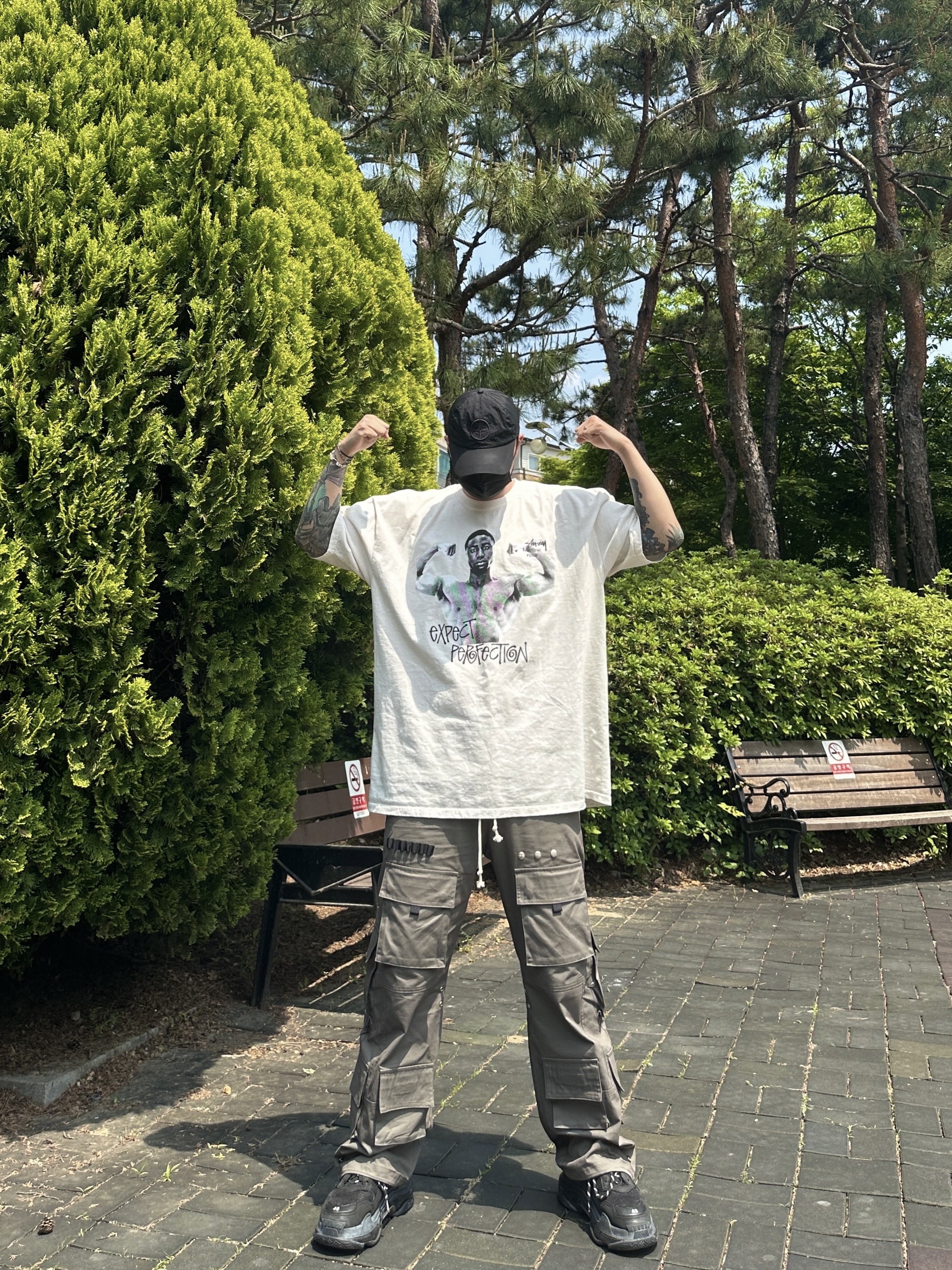 스투시 x 마틴 로즈 스탠드 펌 피그먼트 다이드 티셔츠 내츄럴, 발렌시아가 트리플 S 블랙 착용 스타일 - 1