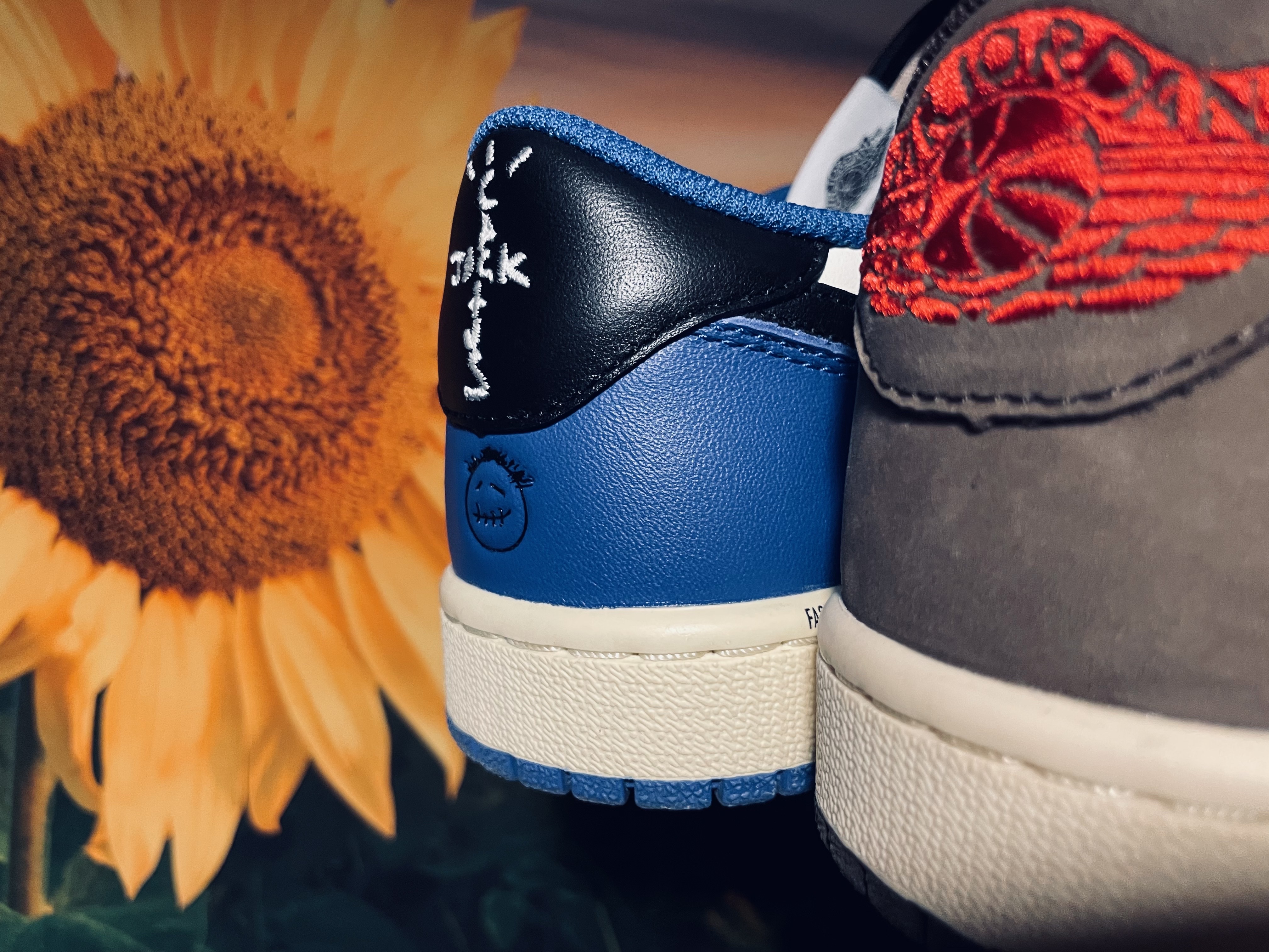 Jordan 1 x Travis Scott x Fragment Retro Low OG SP Military Blue, Jordan 1 x Travis Scott Retro Low OG SP Sail and Ridgerock 착용 스타일