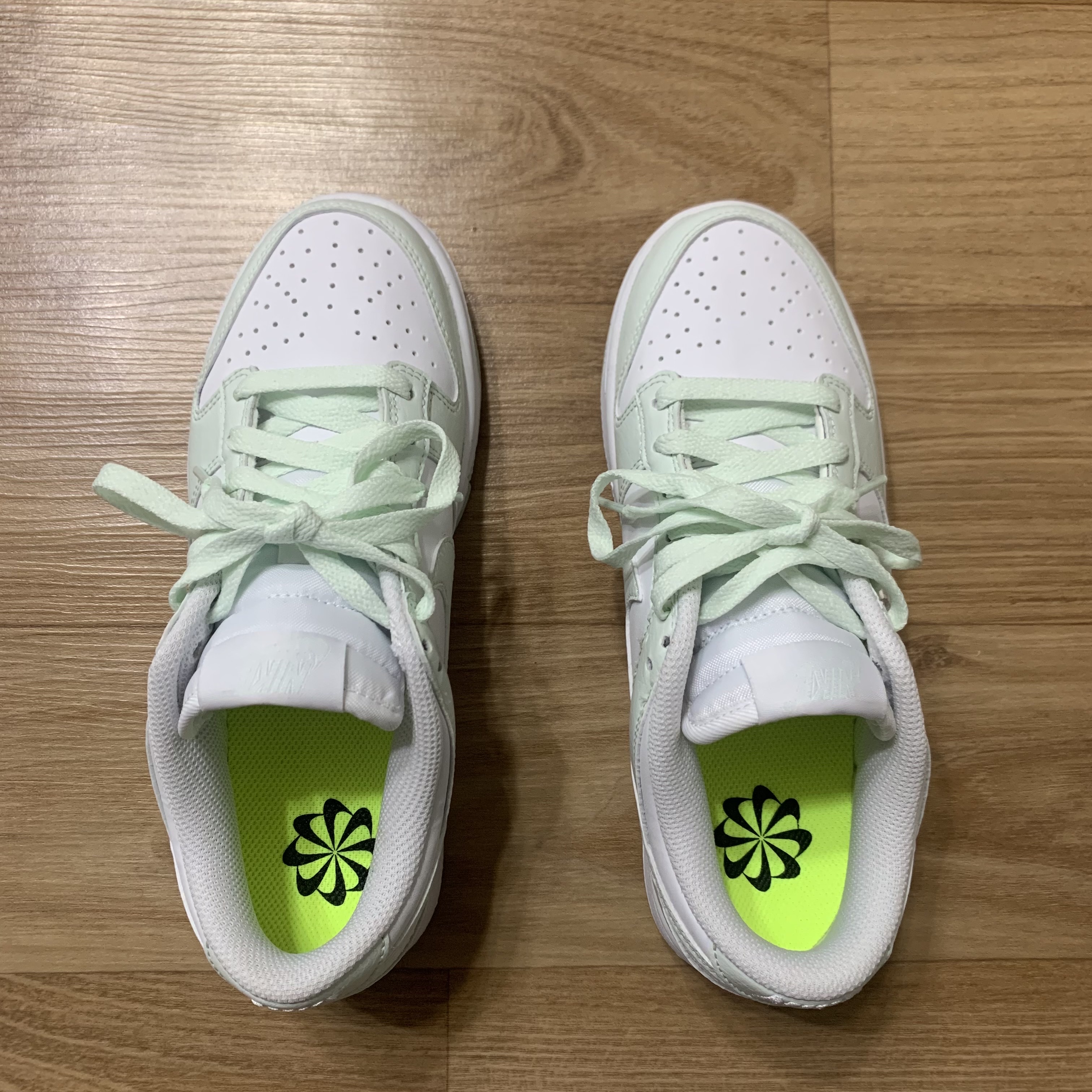 (W) Nike Dunk Low Next Nature Barely Green and White 착용 스타일 - 4