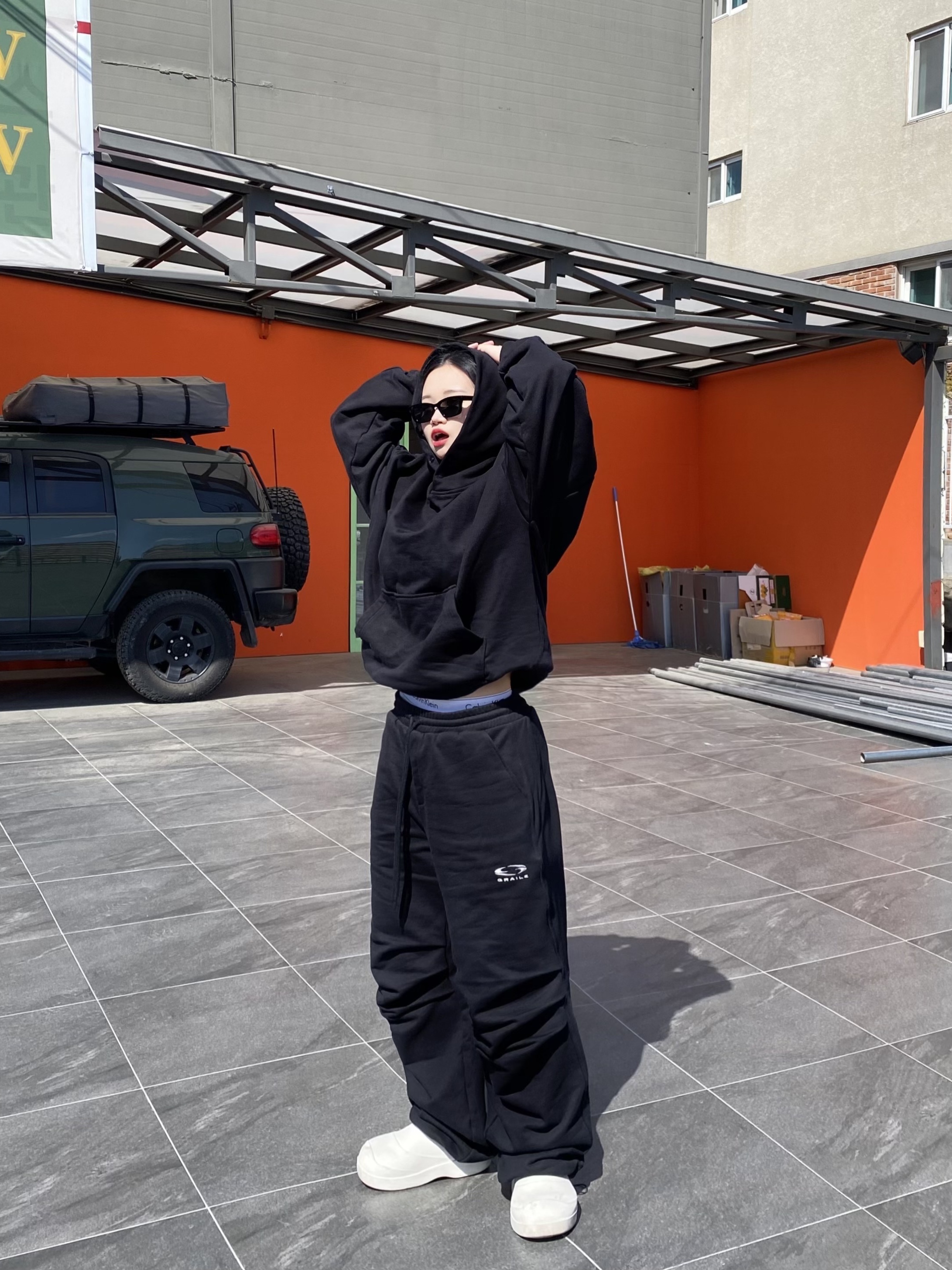 Project G/R Oversized Convertible Cargo Pants Coated Black 착용 스타일 - 2
