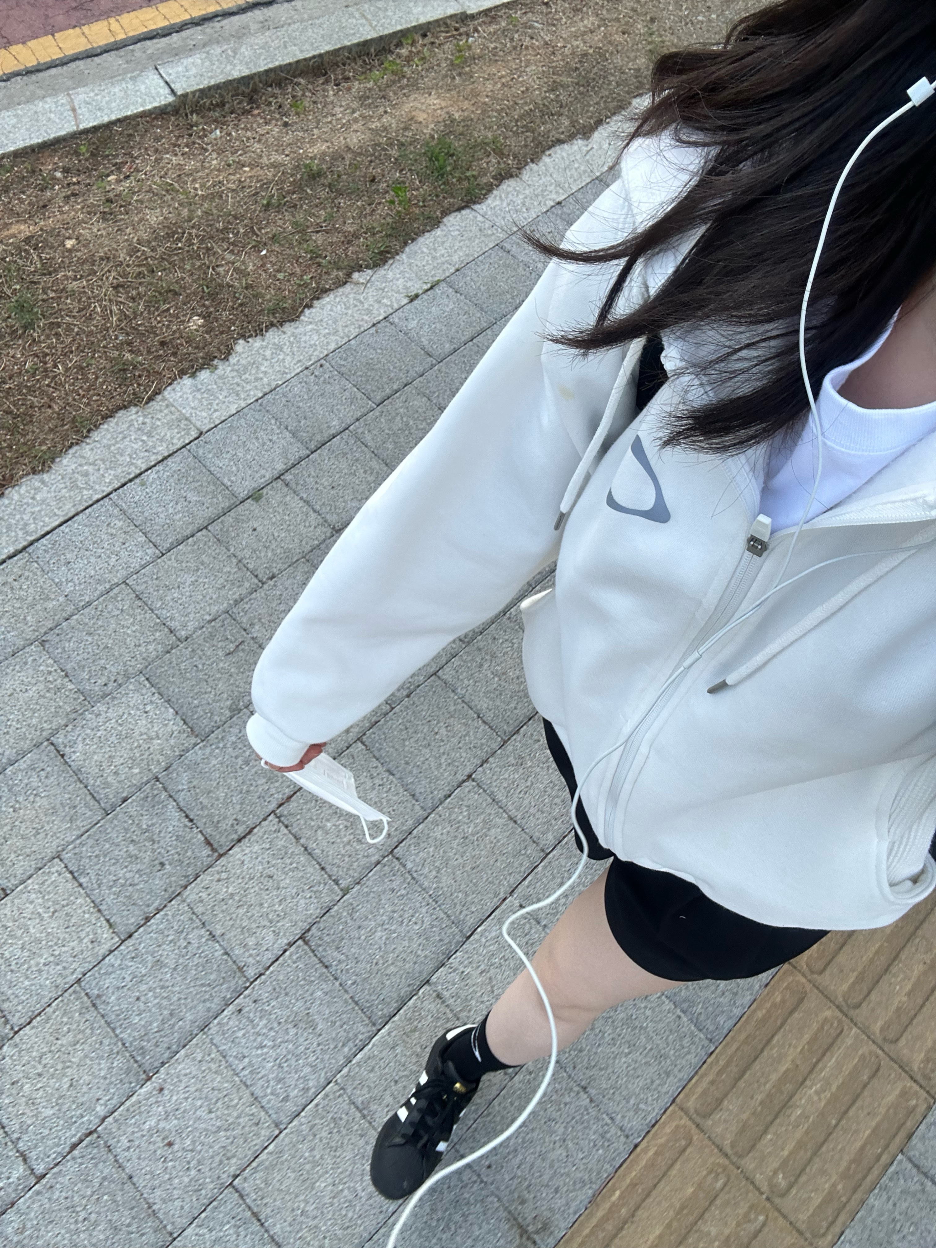 (W) Mischief Rhombus Blur T-Shirt Basic White, Adidas Superstar Core Black White 착용 스타일 - 1