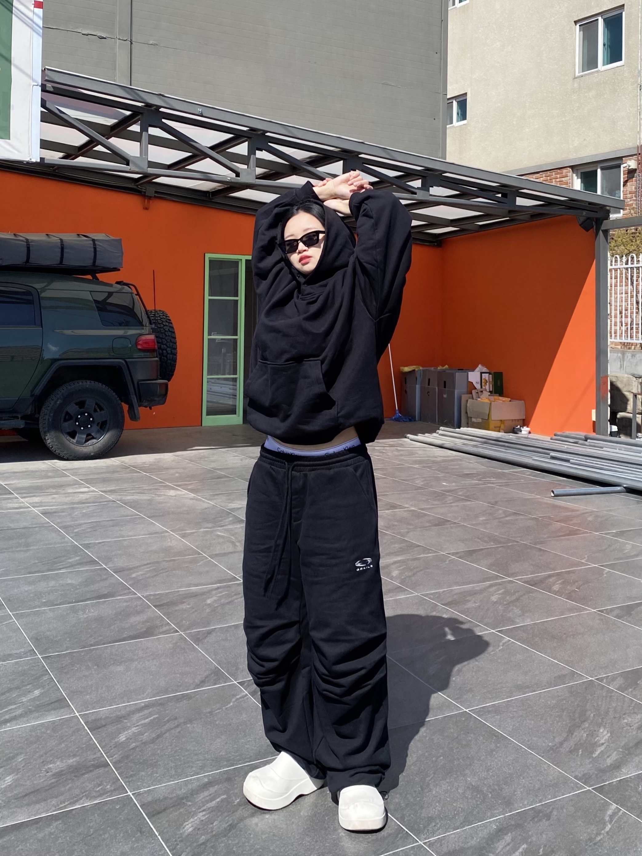 Project G/R Oversized Convertible Cargo Pants Coated Black 착용 스타일 - 1