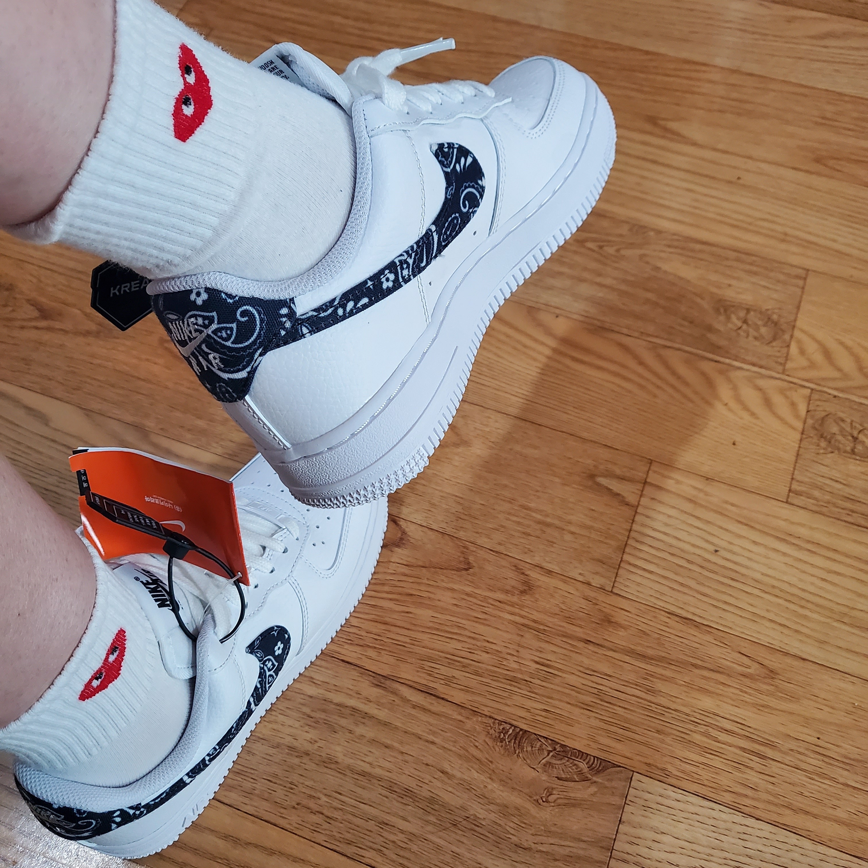 (W) Nike Air Force 1 '07 Essential Paisley Swoosh White Black 착용 스타일 - 1