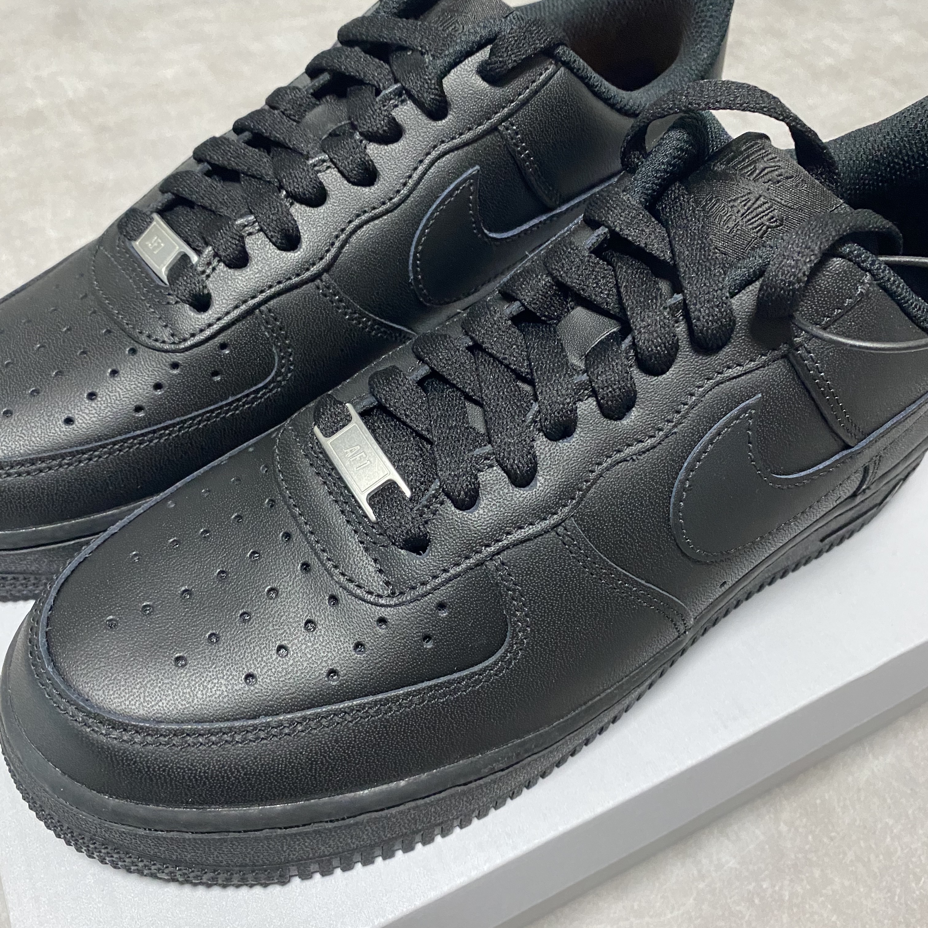 Nike Air Force 1 '07 Low Triple Black 착용 스타일