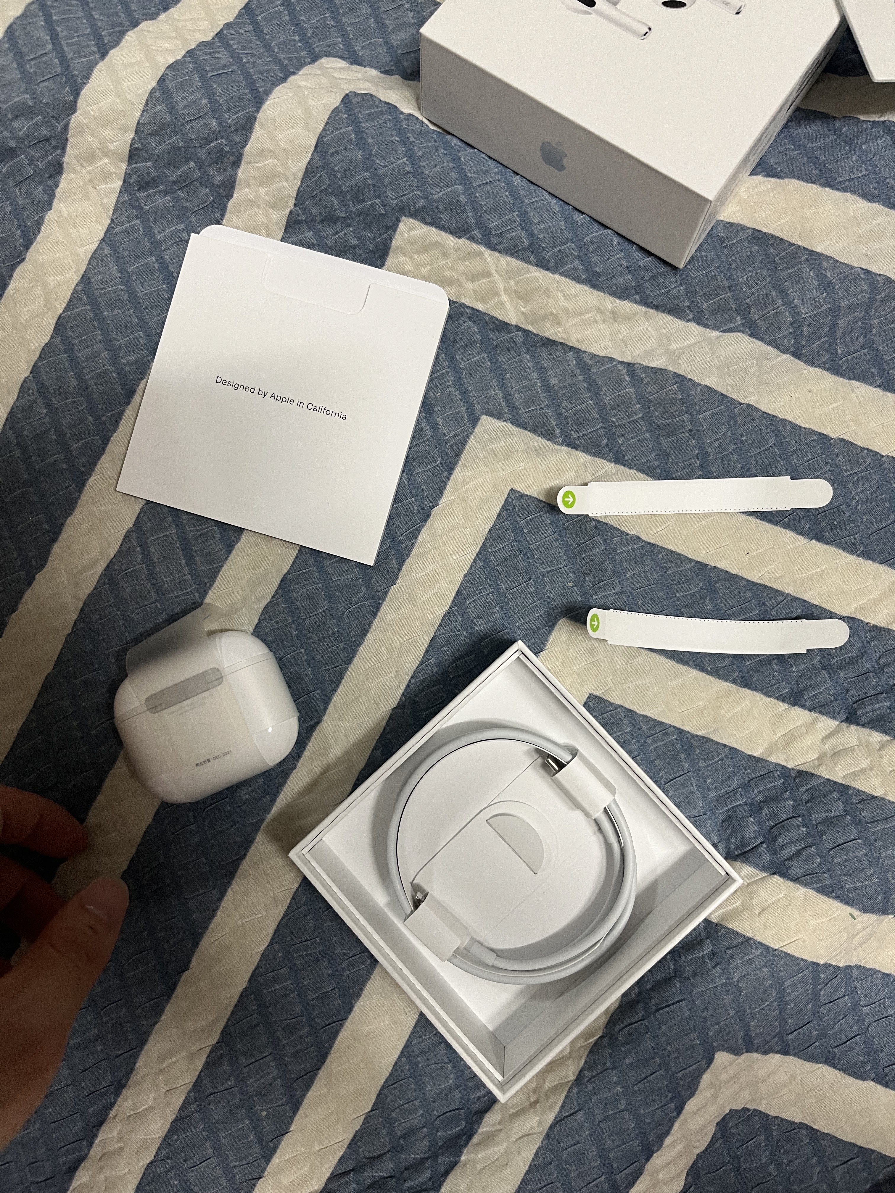 Apple Airpods 3rd Gen with MagSafe Charging Case (Korean Ver.) 착용 스타일 - 4