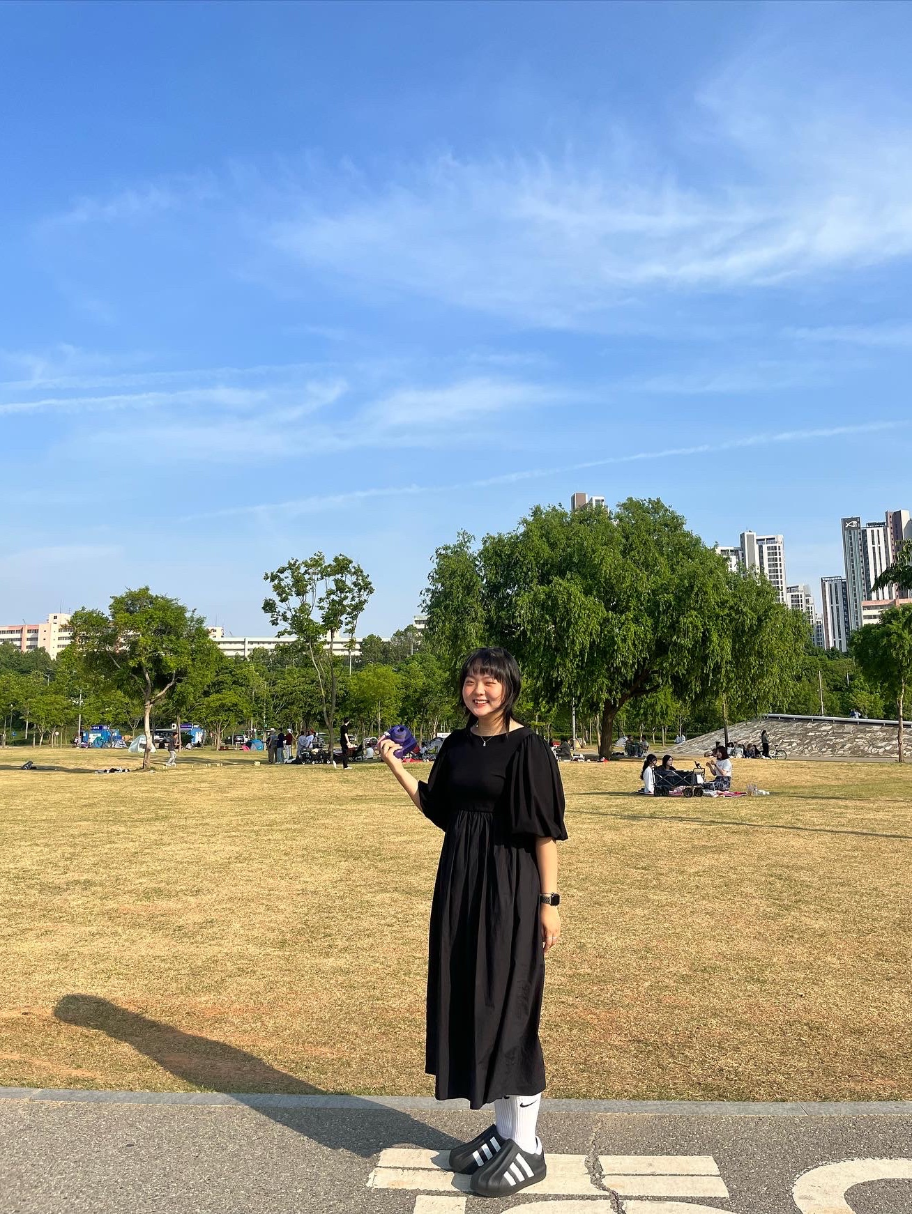 아디다스 아디폼 슈퍼스타 코어 블랙 클라우드 화이트 착용 스타일 - 1