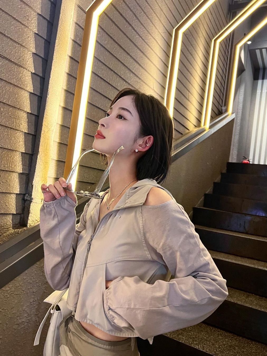 Art Of Field Off The Shoulder Hooded Jacket Light Gray, Art Of Field Flap Pocket Long Skirt Khaki Beige 착용 스타일 - 2