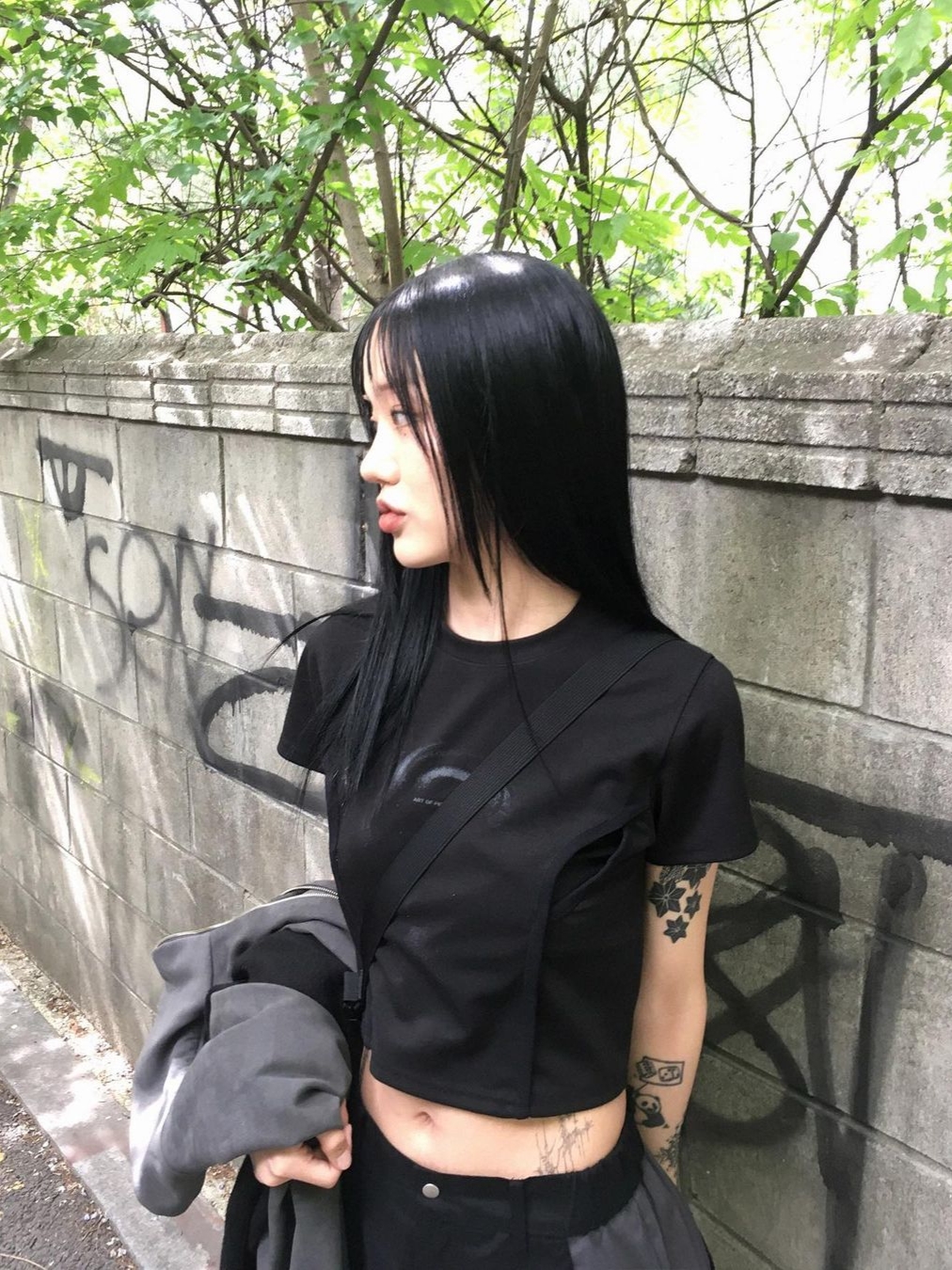 아트오브필드 섹션 숏슬리브 티셔츠 블랙, 아트오브필드 라운드 컬러웨이 핀턱 팬츠 블랙 착용 스타일 - 3