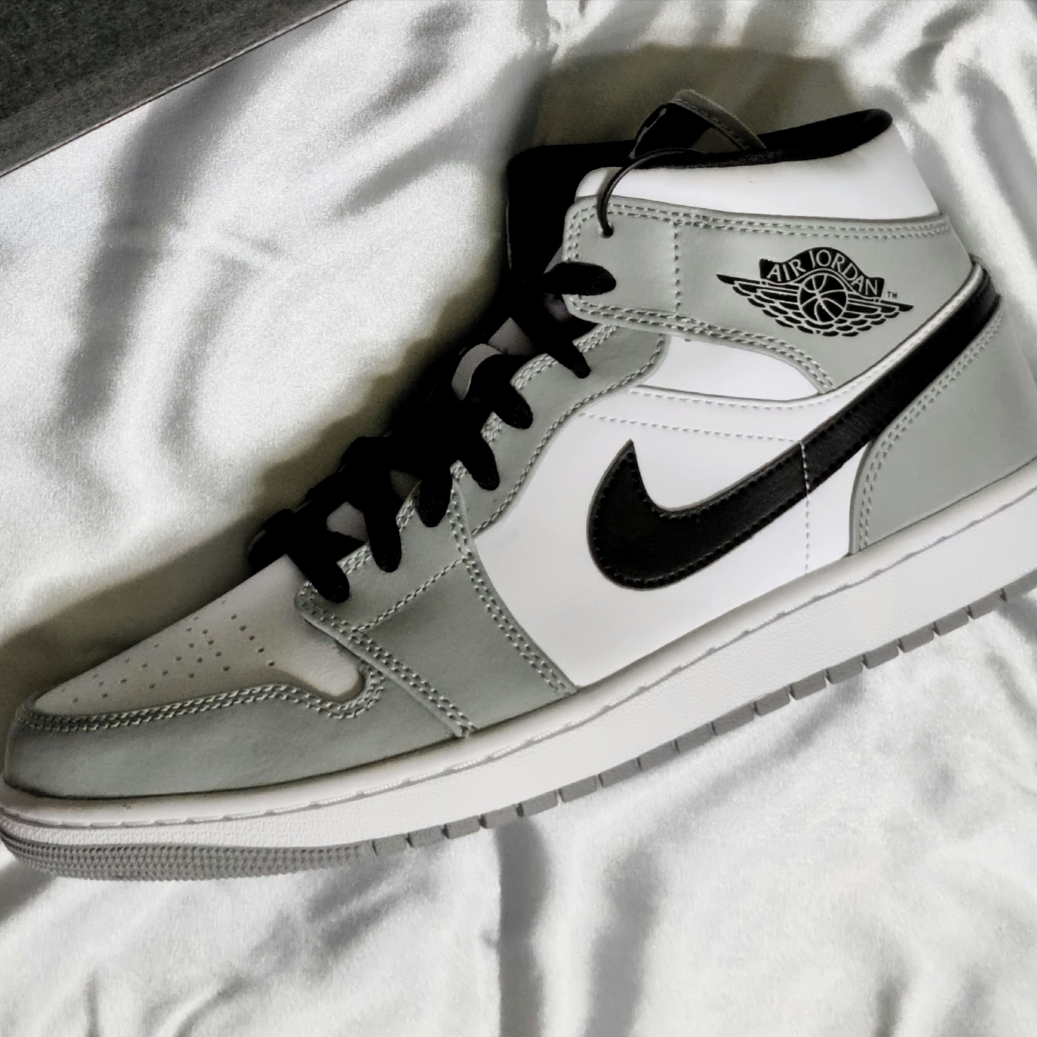 Jordan 1 Mid Light Smoke Grey 착용 스타일
