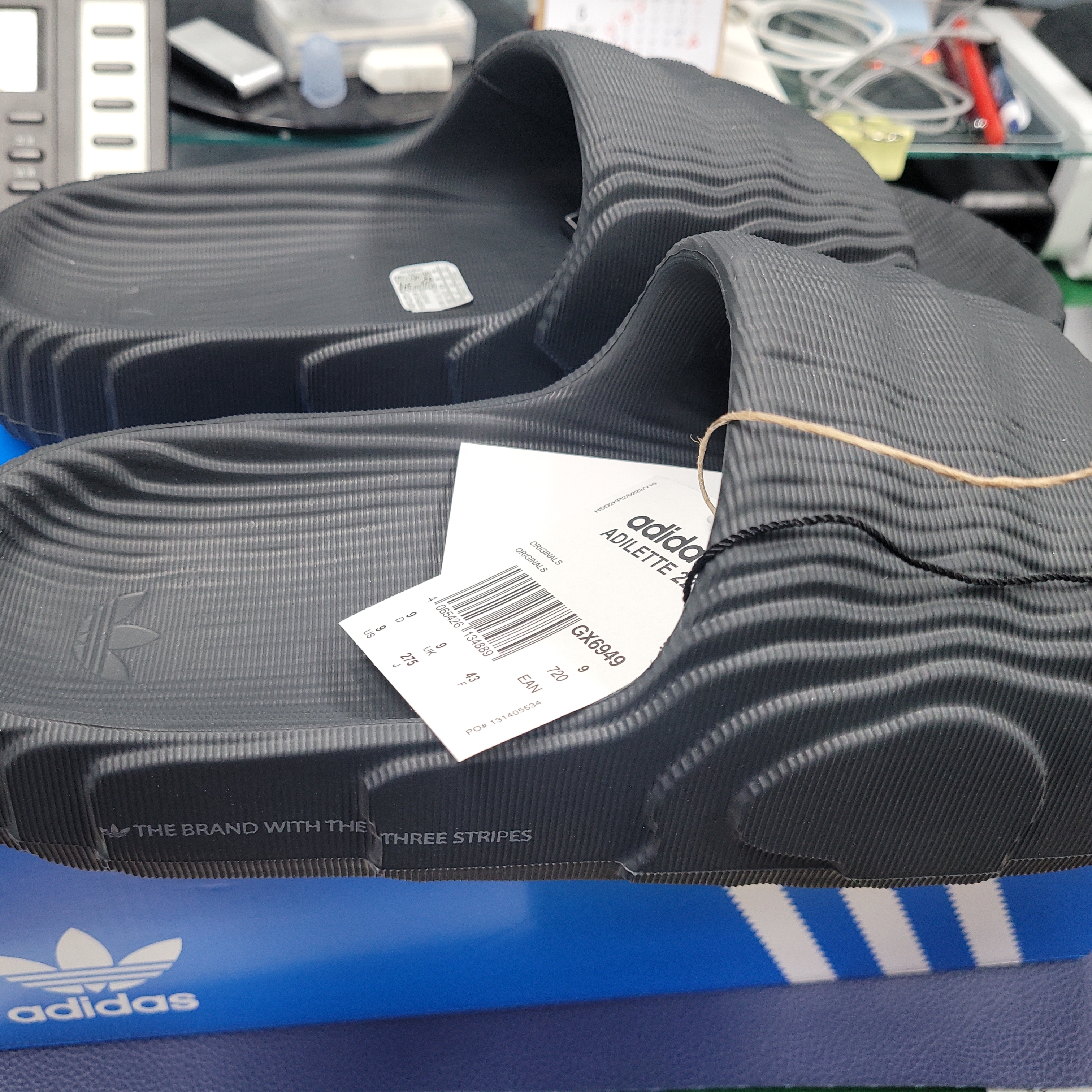 Adidas Adilette 22 Carbon 착용 스타일