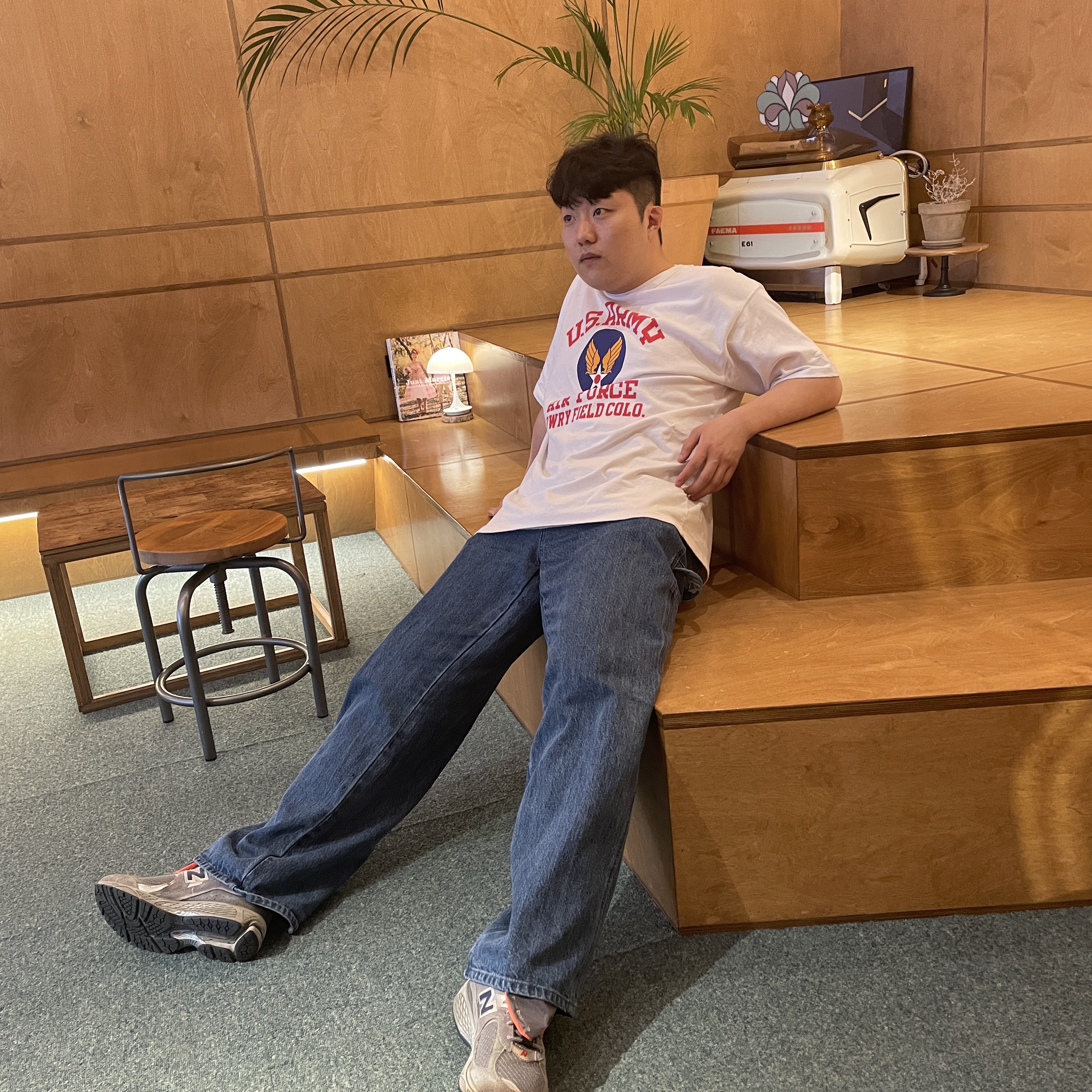 New Balance 2002R Premium Vintage Grey 착용 스타일
