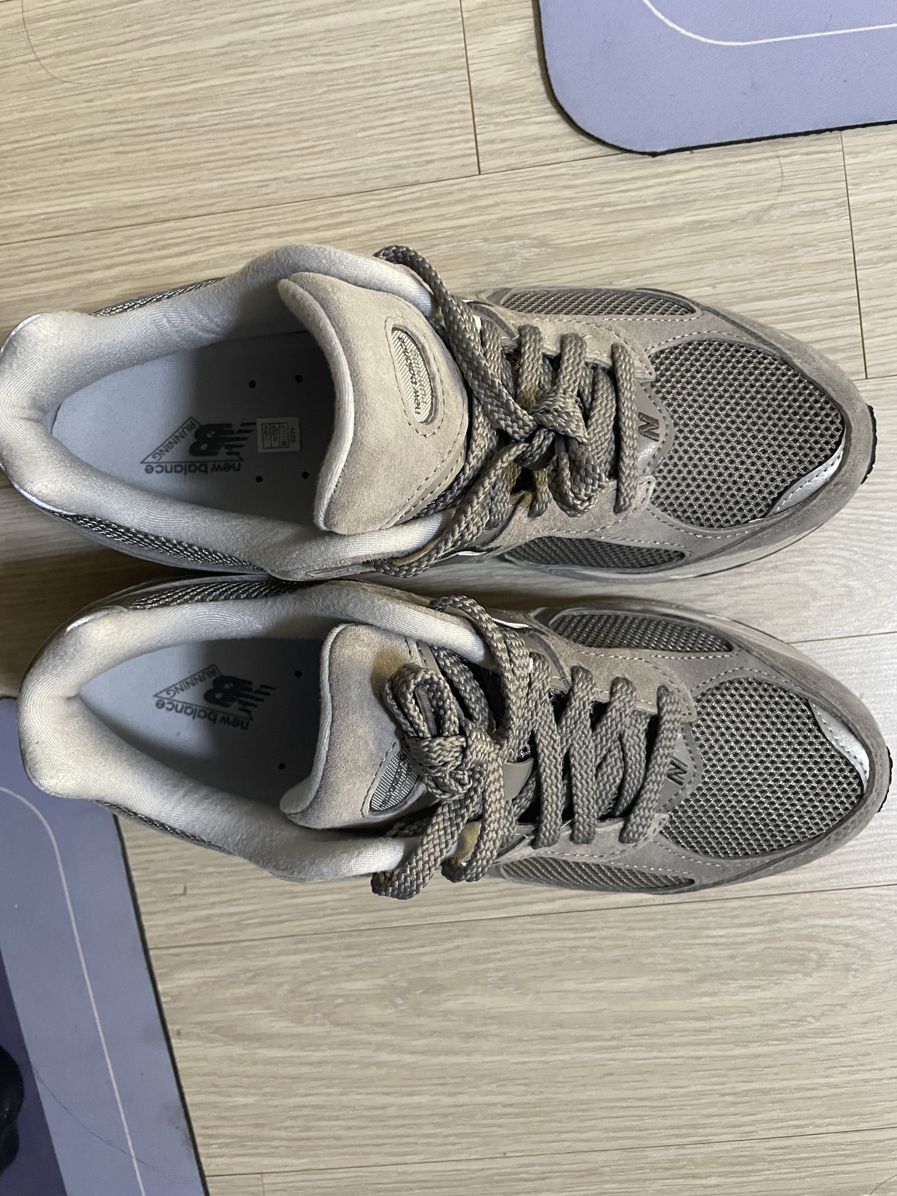 New Balance 2002R Grey 착용 스타일