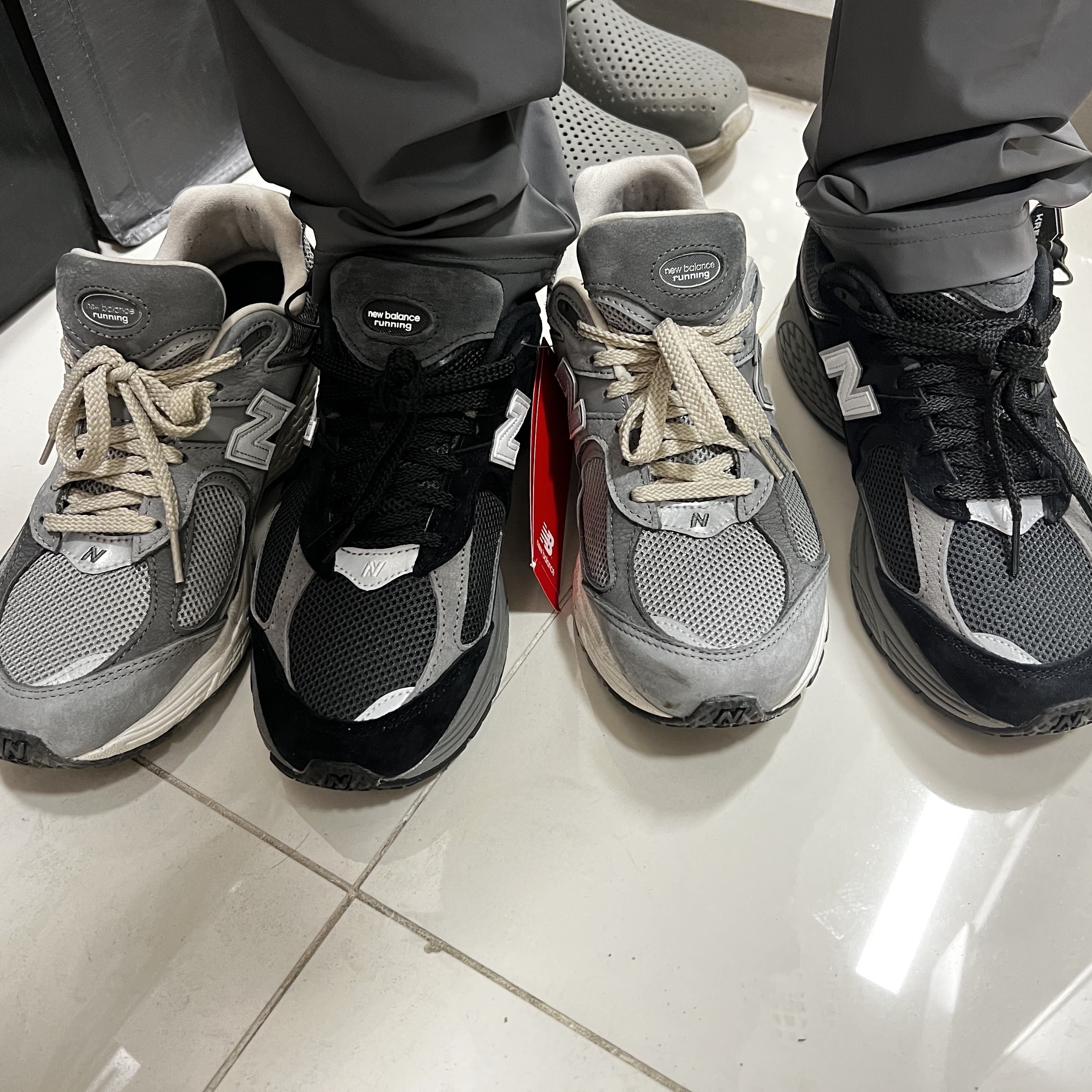 New Balance 2002R Black Dark Grey - JD Sports Exclusive, New Balance 2002R Premium Vintage Grey 착용 스타일 - 2