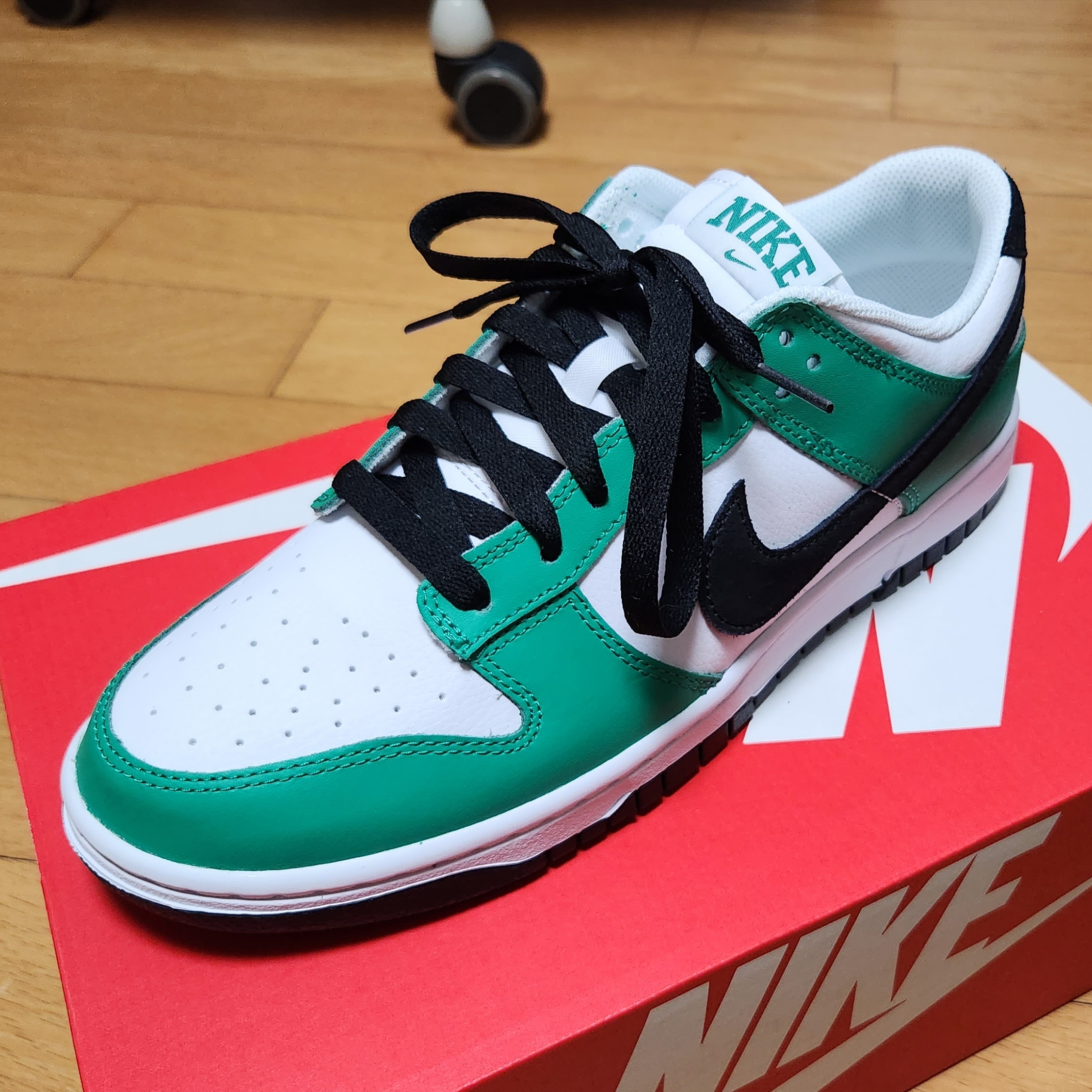 Nike Dunk Low White Green 착용 스타일 - 1