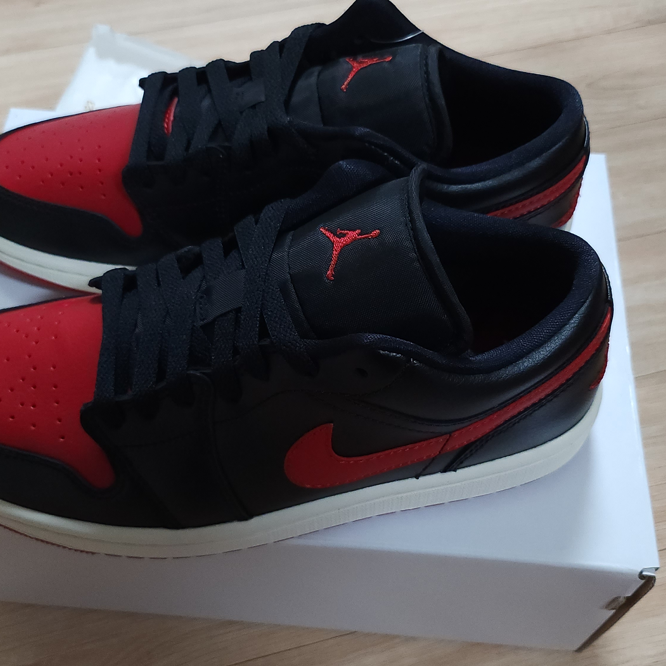 (W) Jordan 1 Low Black Gym Red 착용 스타일 - 2
