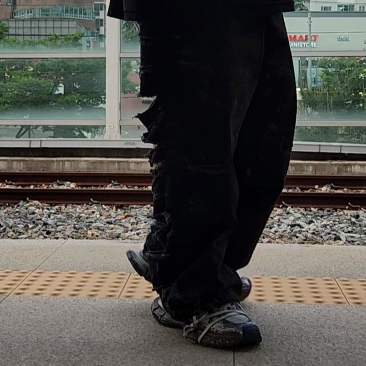 Balenciaga 3XL Sneakers Worn Out Grey White Blue 착용 스타일 - 2