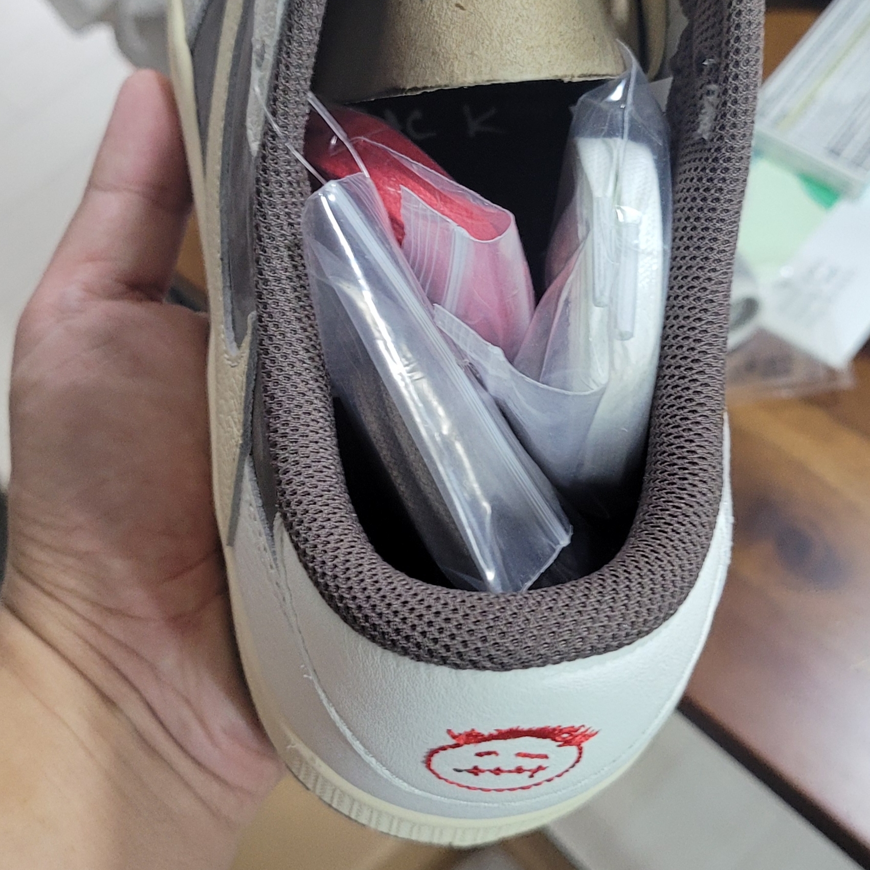 Jordan 1 x Travis Scott Retro Low OG SP Sail and Ridgerock 착용 스타일