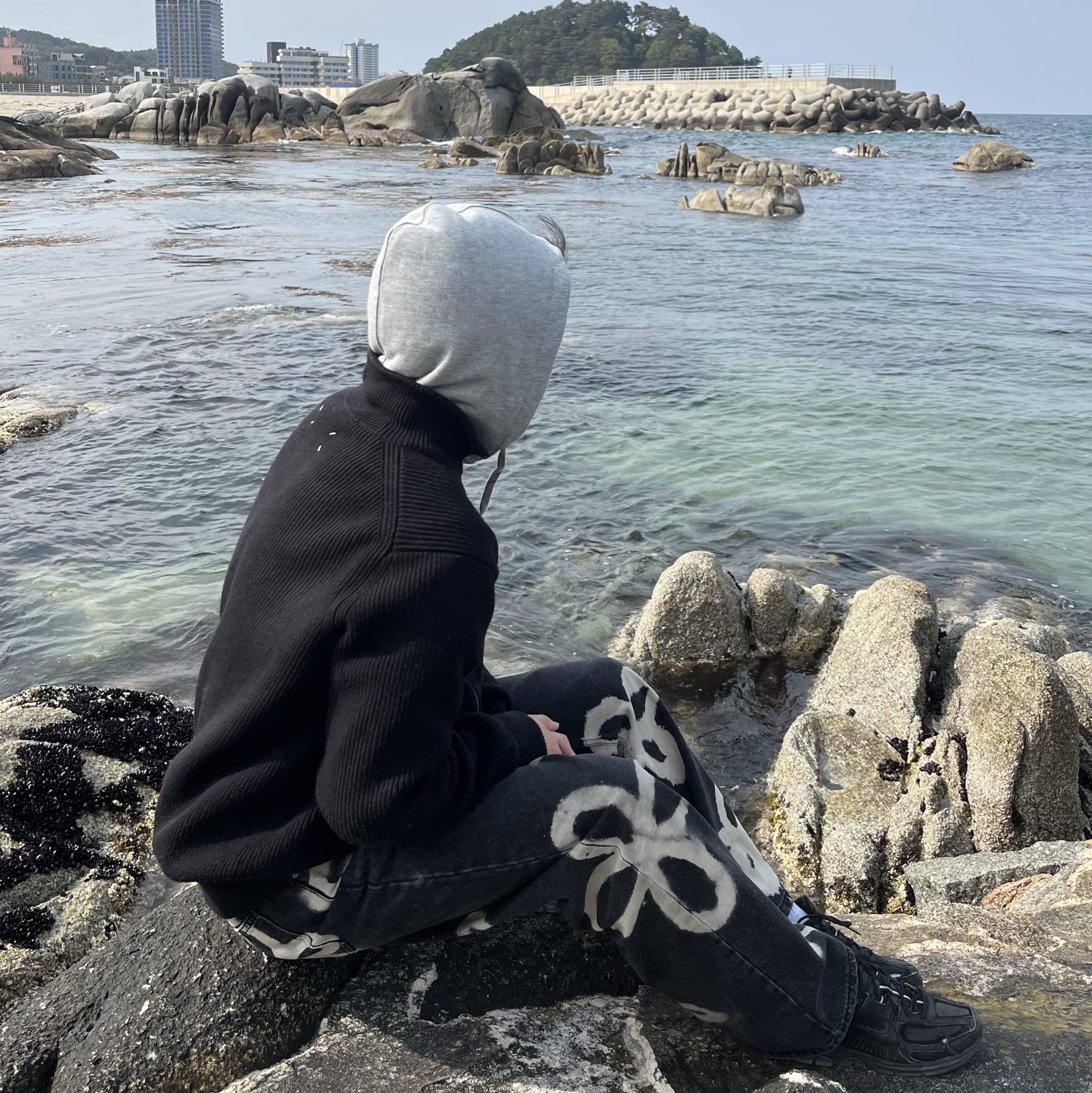 나이키 x 어콜드월 줌 보메로 5 블랙 착용 스타일