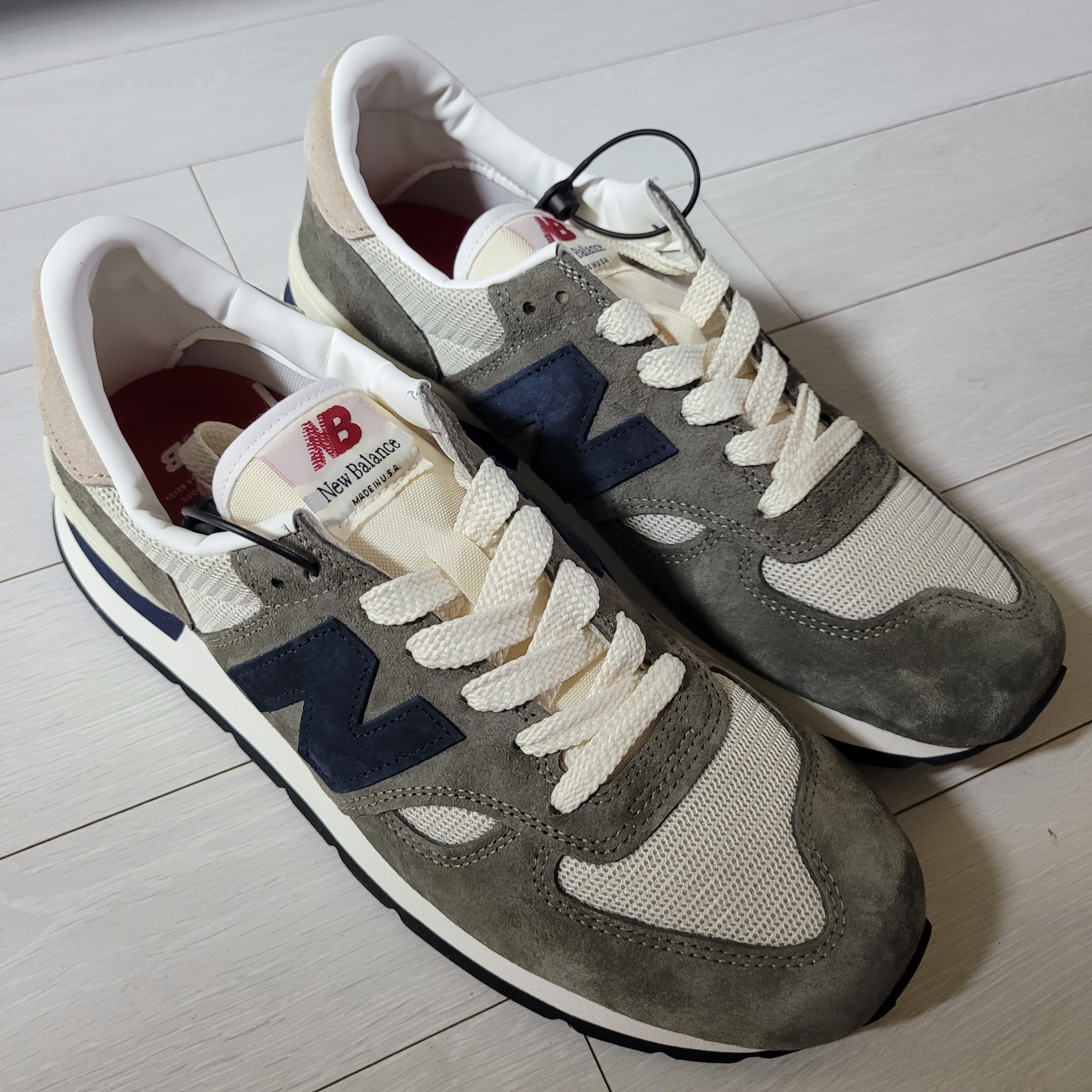 New Balance 990v1 Made in USA Olive 착용 스타일 - 1