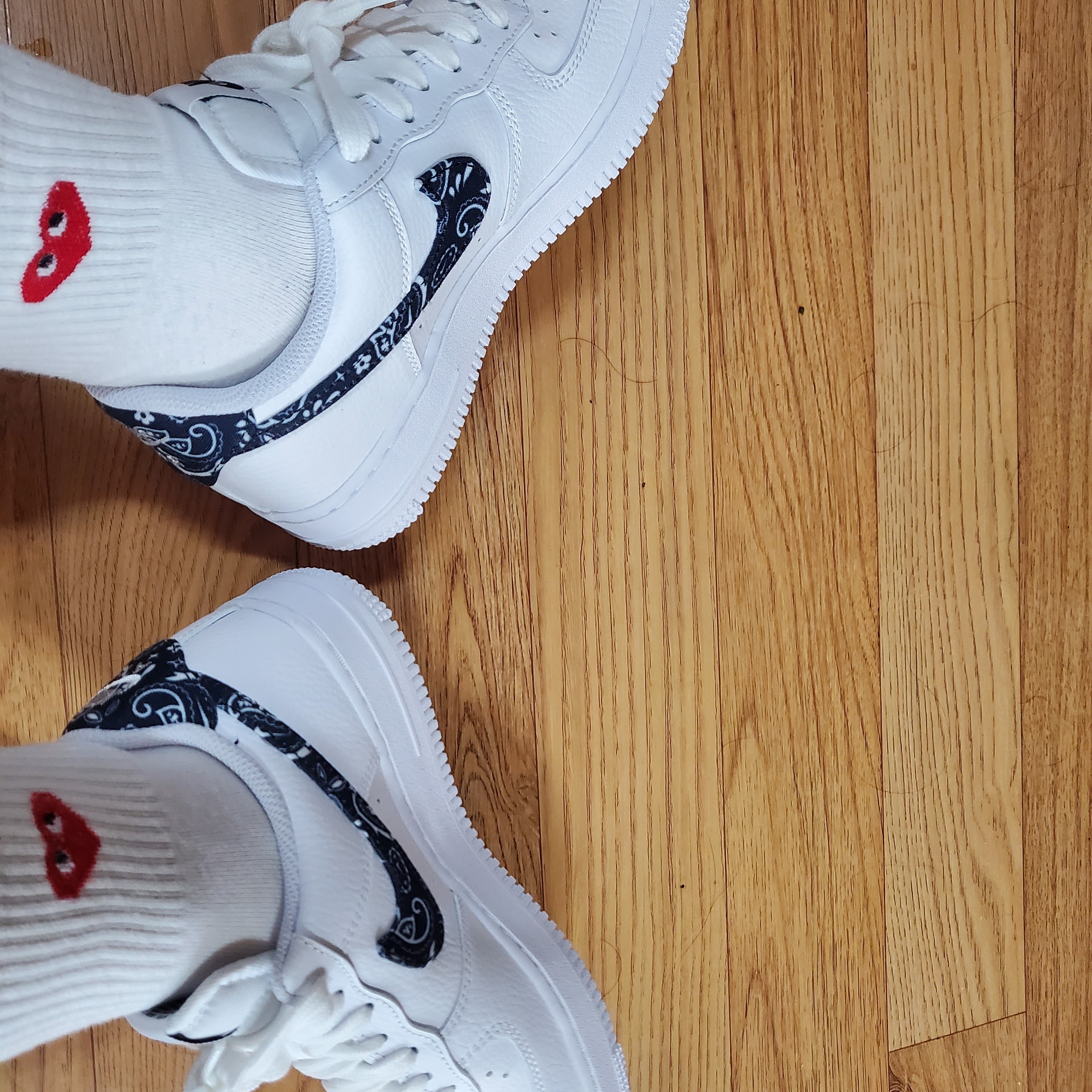 (W) Nike Air Force 1 '07 Essential Paisley Swoosh White Black 착용 스타일 - 2