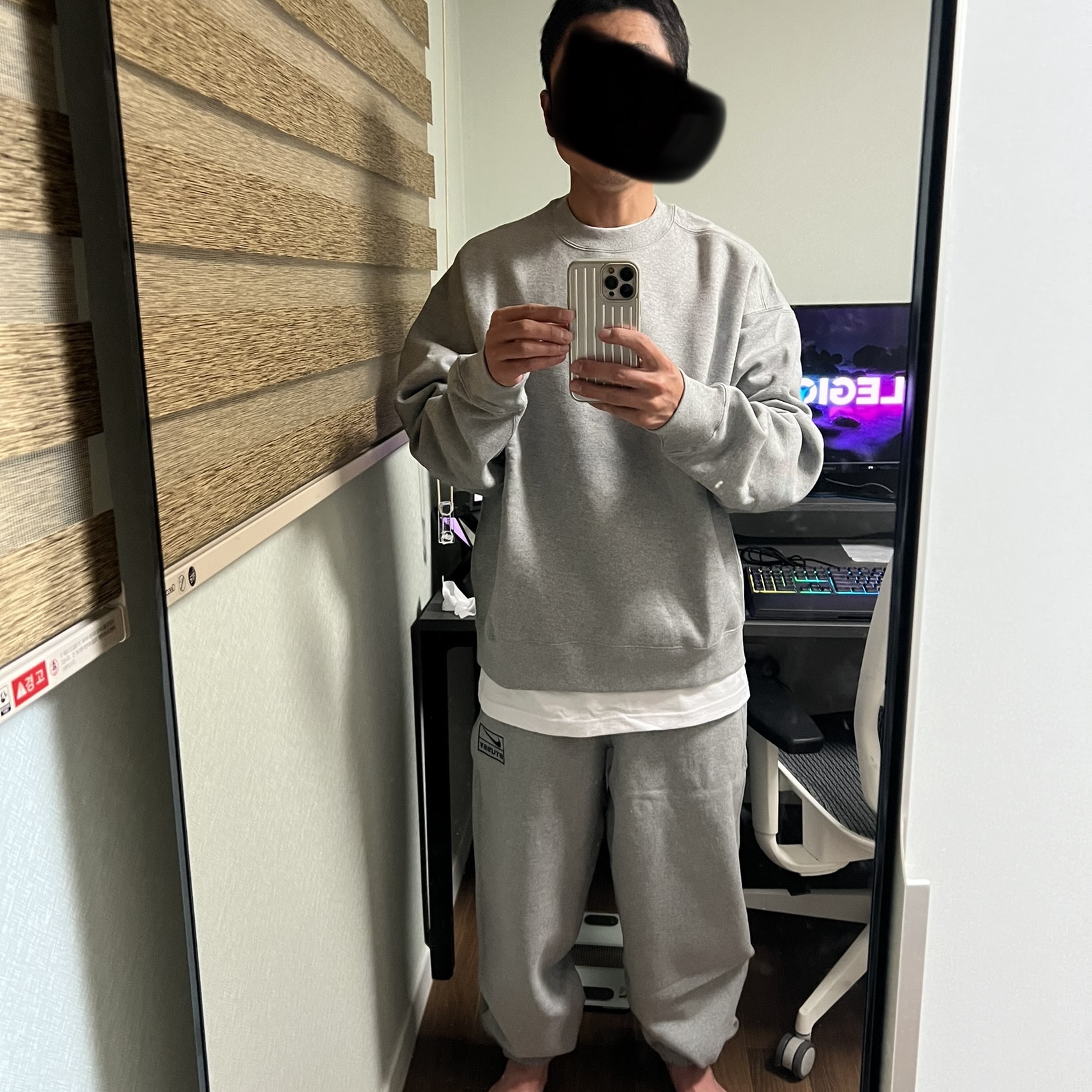 Nike x Stussy NRG Fleece Crewneck Dark Grey Heather (DO9337-063), Nike x Stussy NRG Fleece Pants Dark Grey Heather (DO9340-063) 착용 스타일 - 1