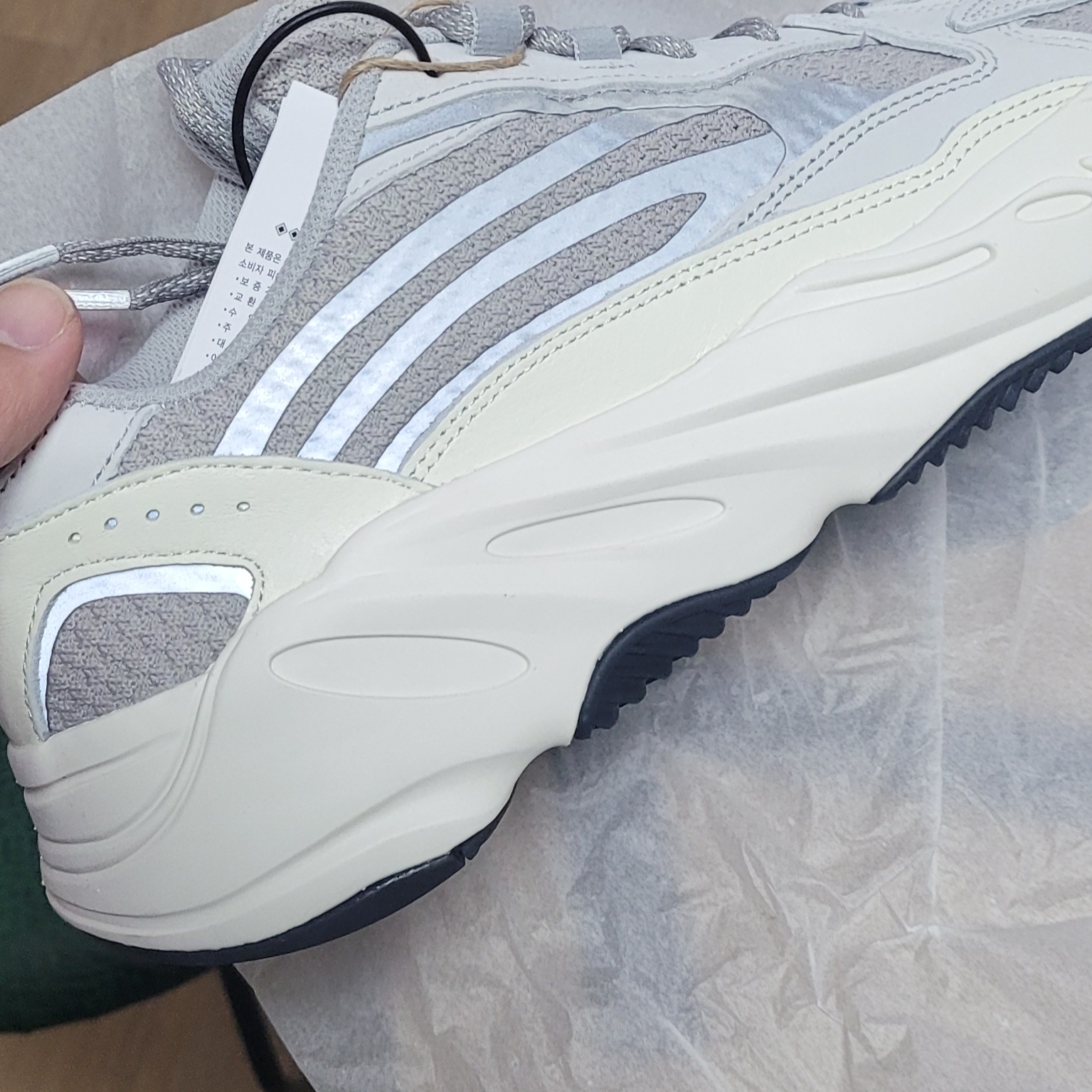 Adidas Yeezy Boost 700 V2 Static 2022 착용 스타일