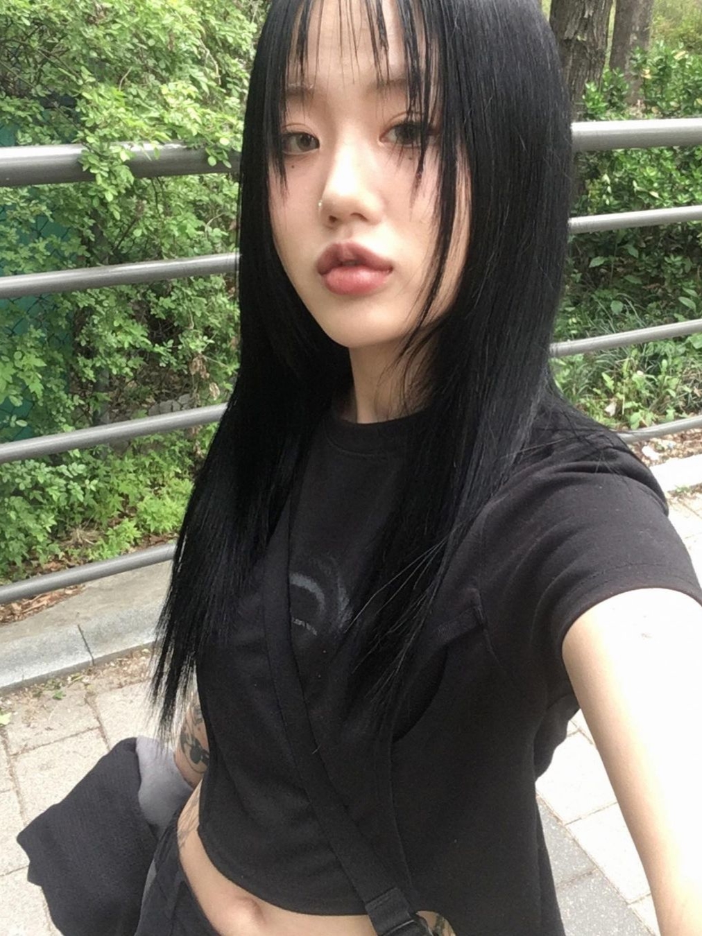 아트오브필드 섹션 숏슬리브 티셔츠 블랙, 아트오브필드 라운드 컬러웨이 핀턱 팬츠 블랙 착용 스타일 - 2
