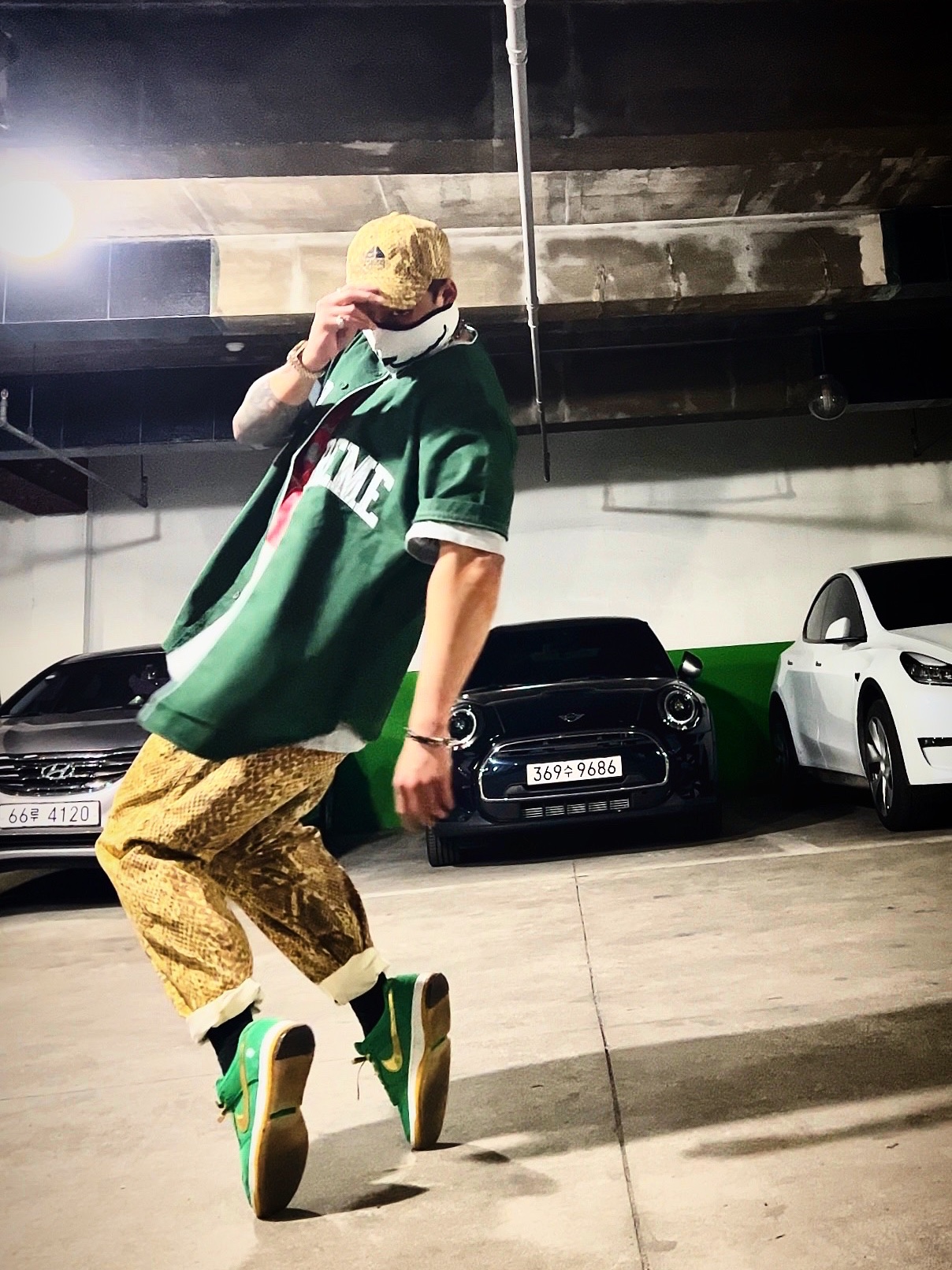 Supreme x Nike ACG Denim 6-Panel Gold Snakeskin - 22FW, Supreme x Nike ACG Belted Denim Pants Gold Snakeskin - 22FW 착용 스타일