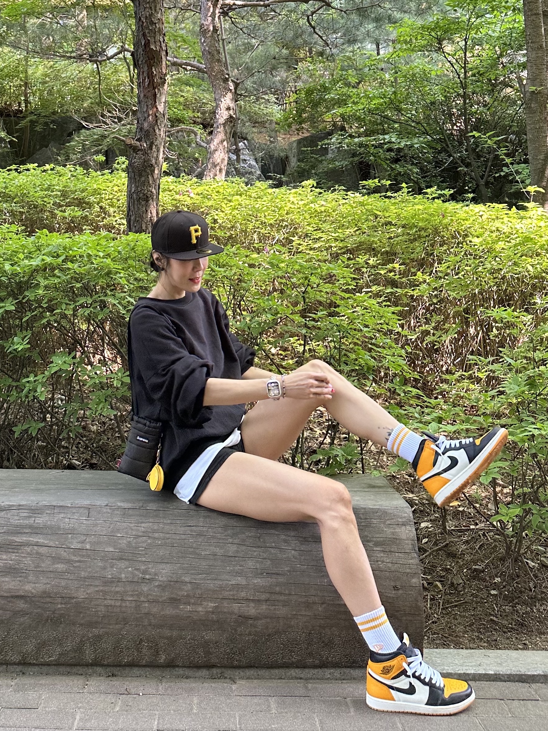Jordan 1 Retro High OG Taxi, Supreme Puffer Neck Pouch Black - 22FW 착용 스타일 - 2