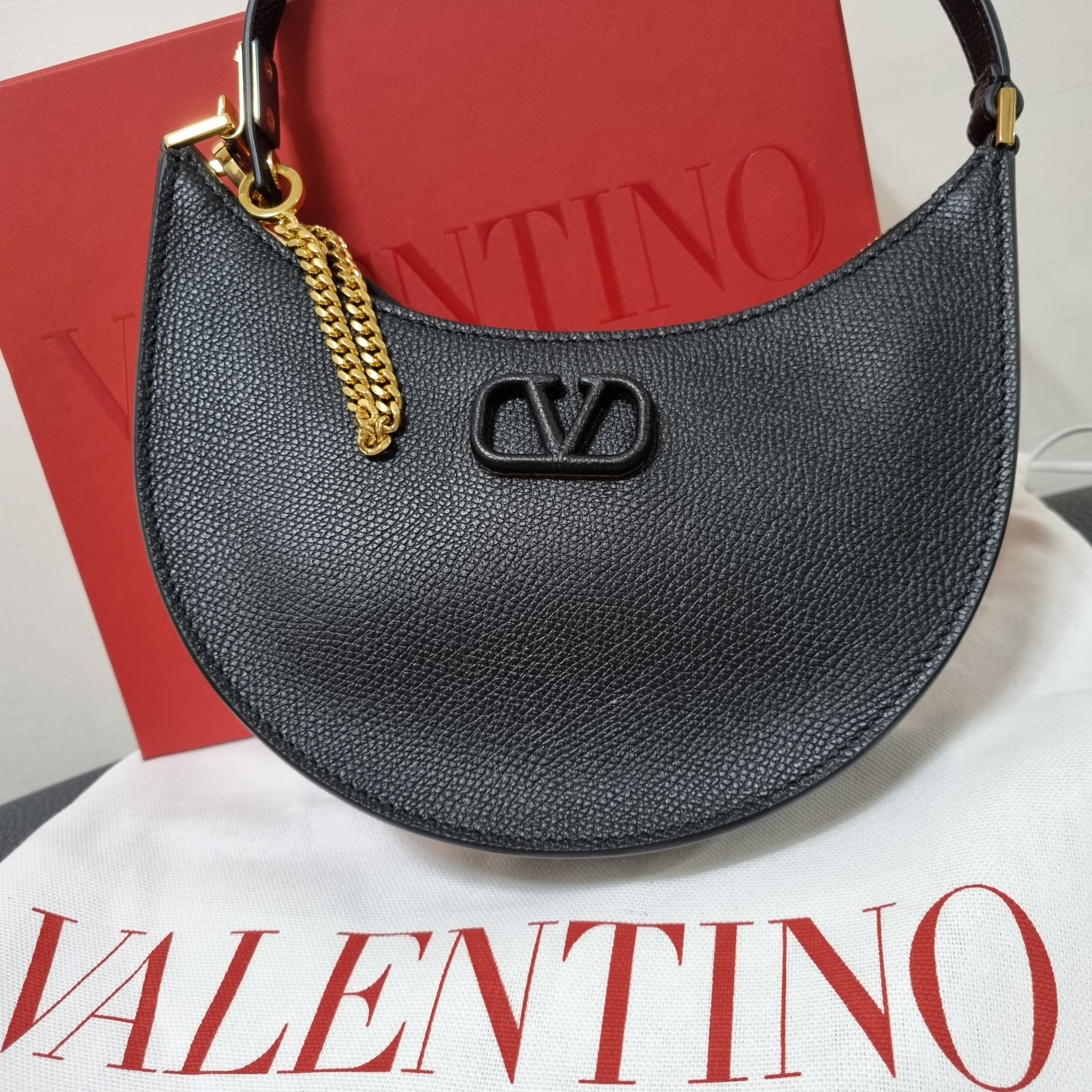 Valentino Mini Vlogo Signature Grainy Calfskin Hobo Bag Black 착용 스타일