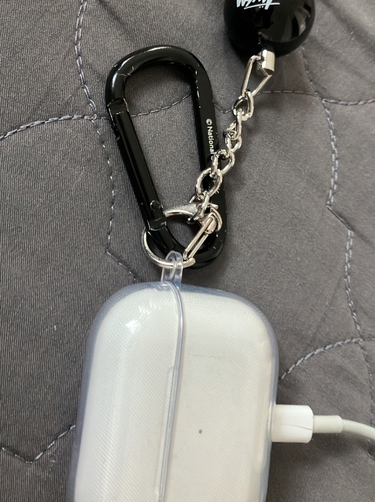 Stussy 8 Ball Keychain Black, Apple AirPods Pro (Korean Ver.) 착용 스타일 - 2