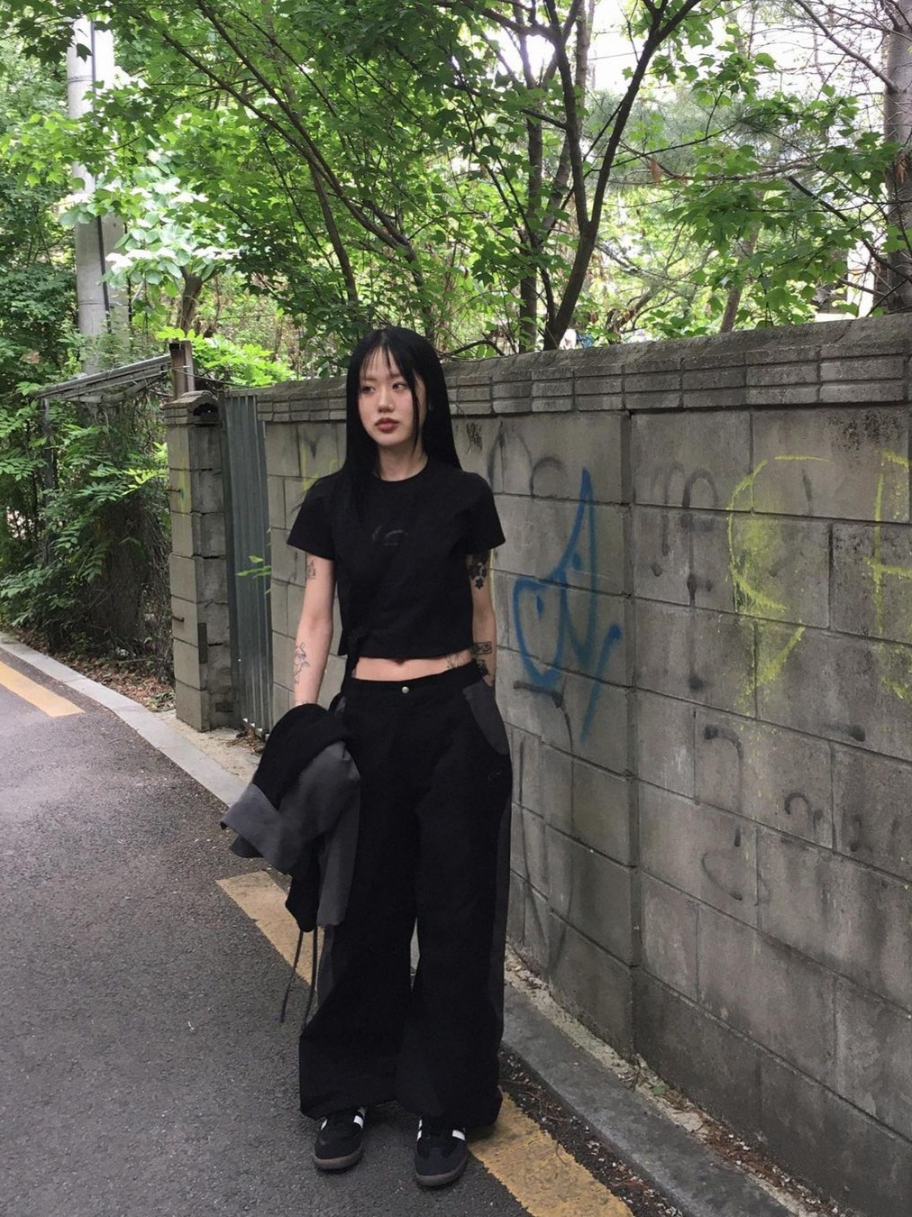 아트오브필드 섹션 숏슬리브 티셔츠 블랙, 아트오브필드 라운드 컬러웨이 핀턱 팬츠 블랙 착용 스타일 - 1