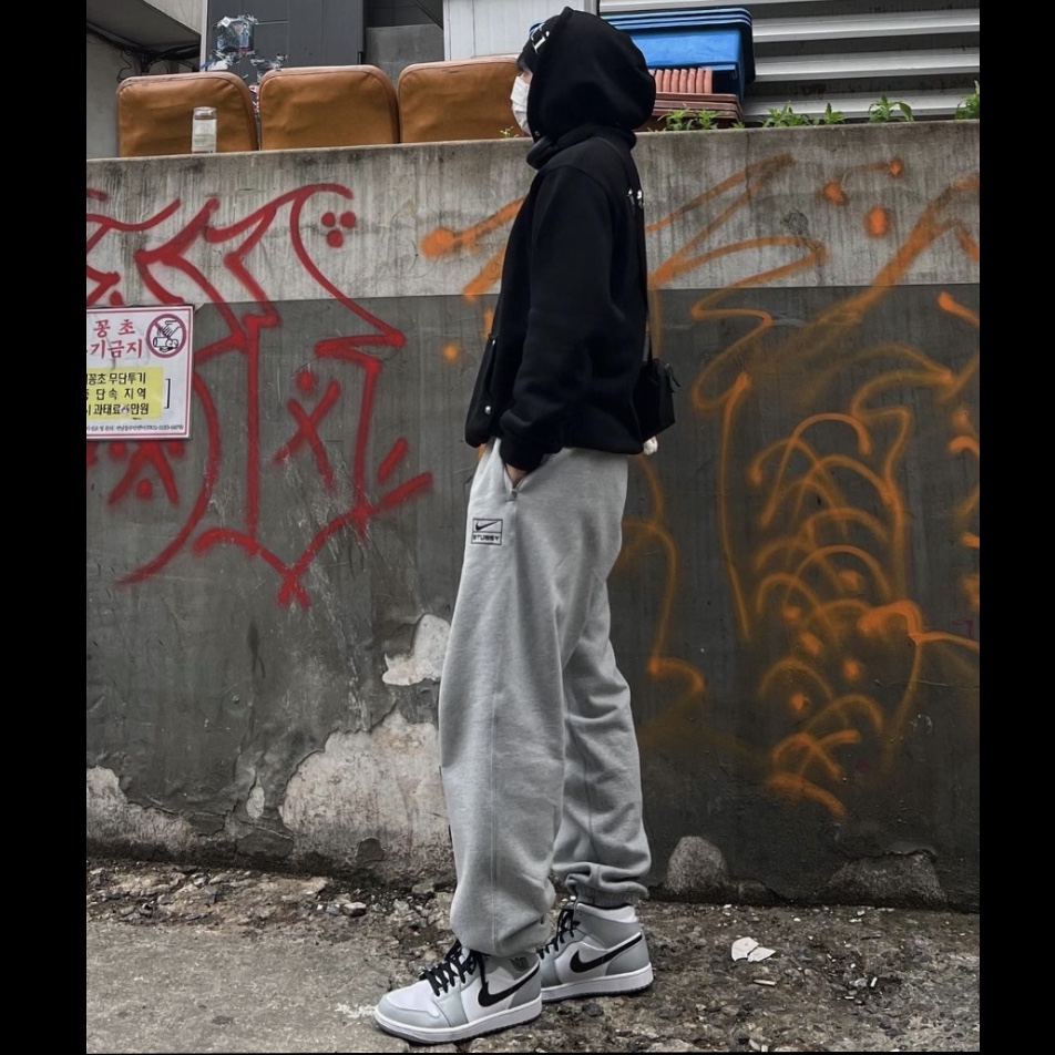Jordan 1 Mid Light Smoke Grey, Arc'teryx Mantis 1 Waistpack Black 착용 스타일 - 1
