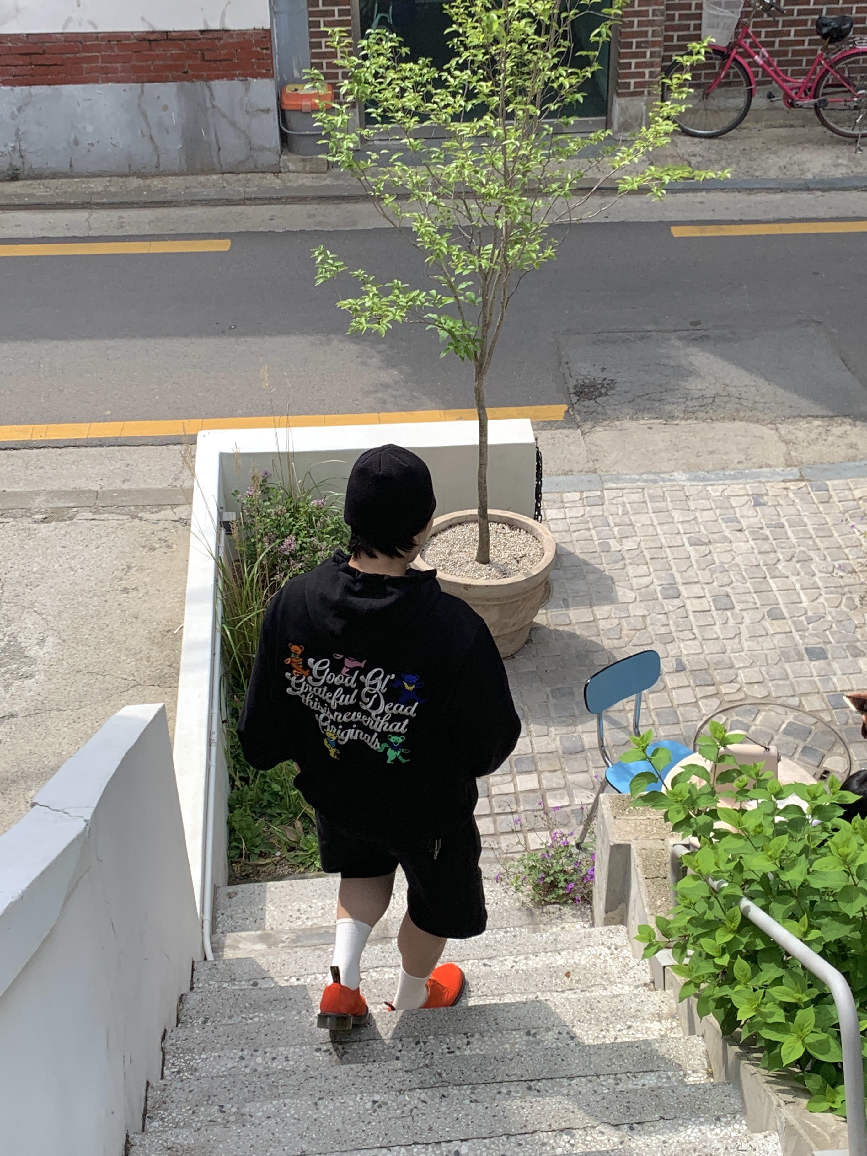 디스이즈네버댓 x 그레이트풀 데드 굿 OI' 댄싱 베어 후드 블랙, 닥터마틴 x 아워레가시 1461 워크샵 DOC 레드 얼러트 착용 스타일 - 4