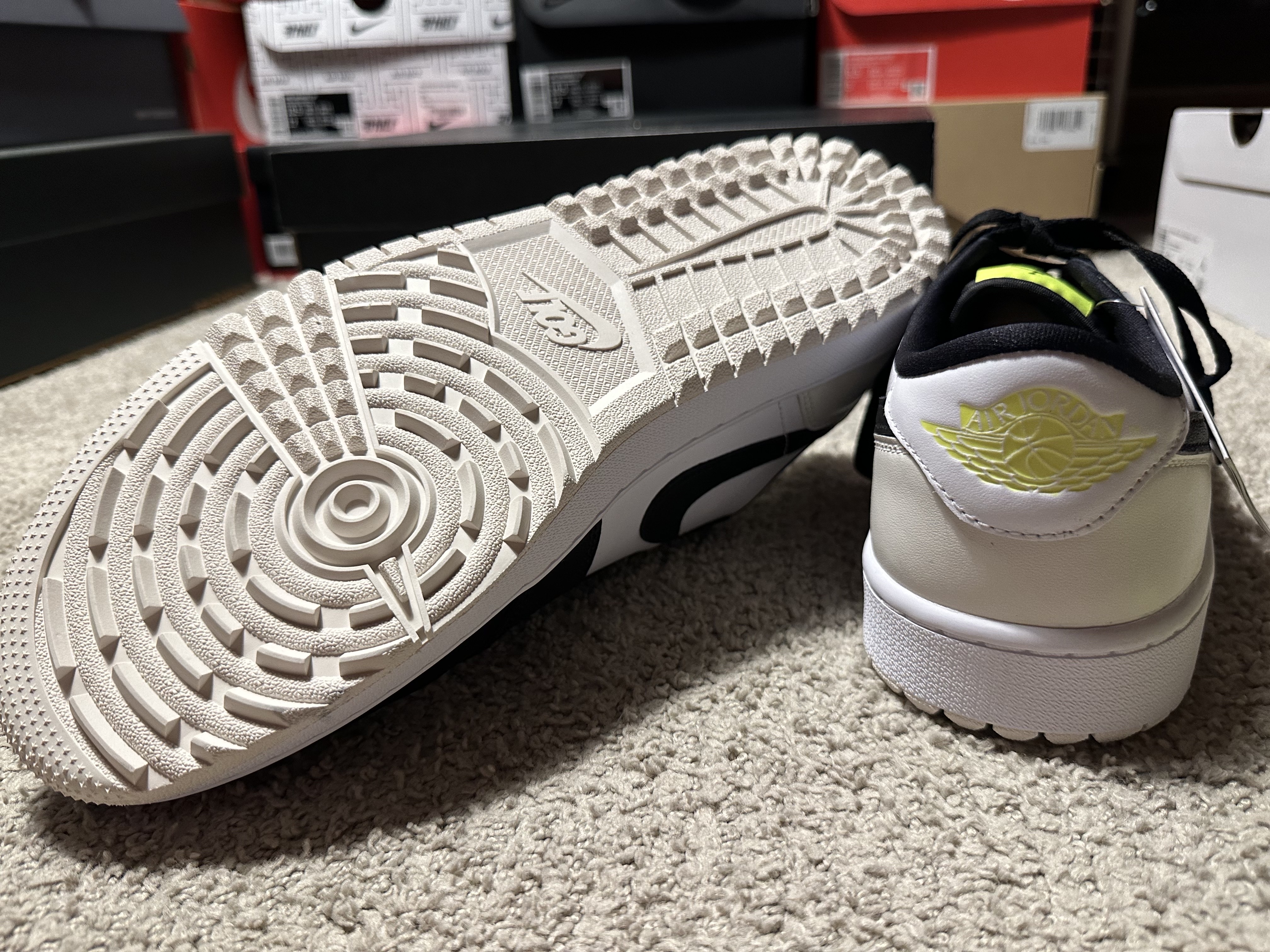 Jordan 1 Low Golf Black White and Volt 착용 스타일 - 4