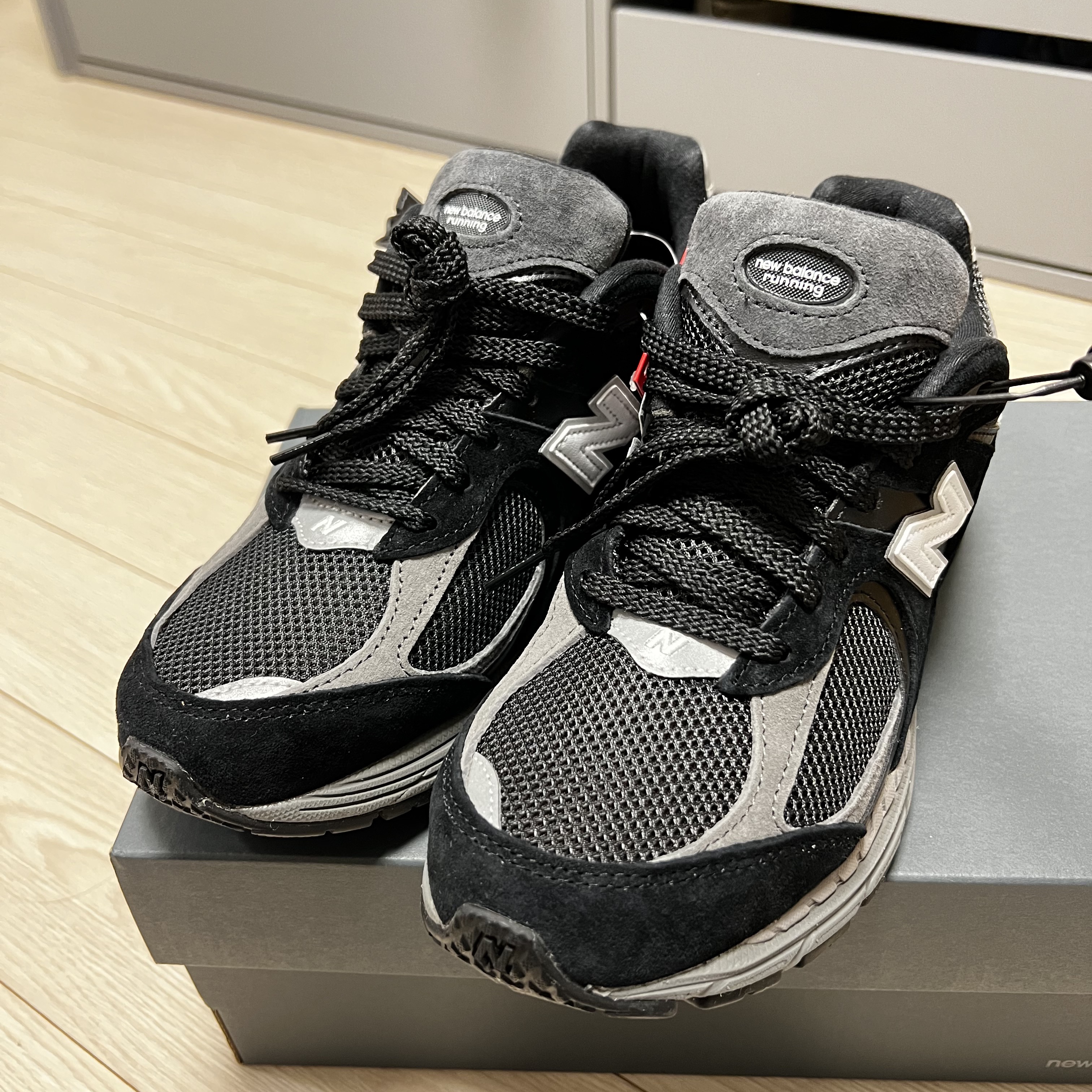 New Balance 2002R Black Dark Grey - JD Sports Exclusive, New Balance 2002R Premium Vintage Grey 착용 스타일 - 1