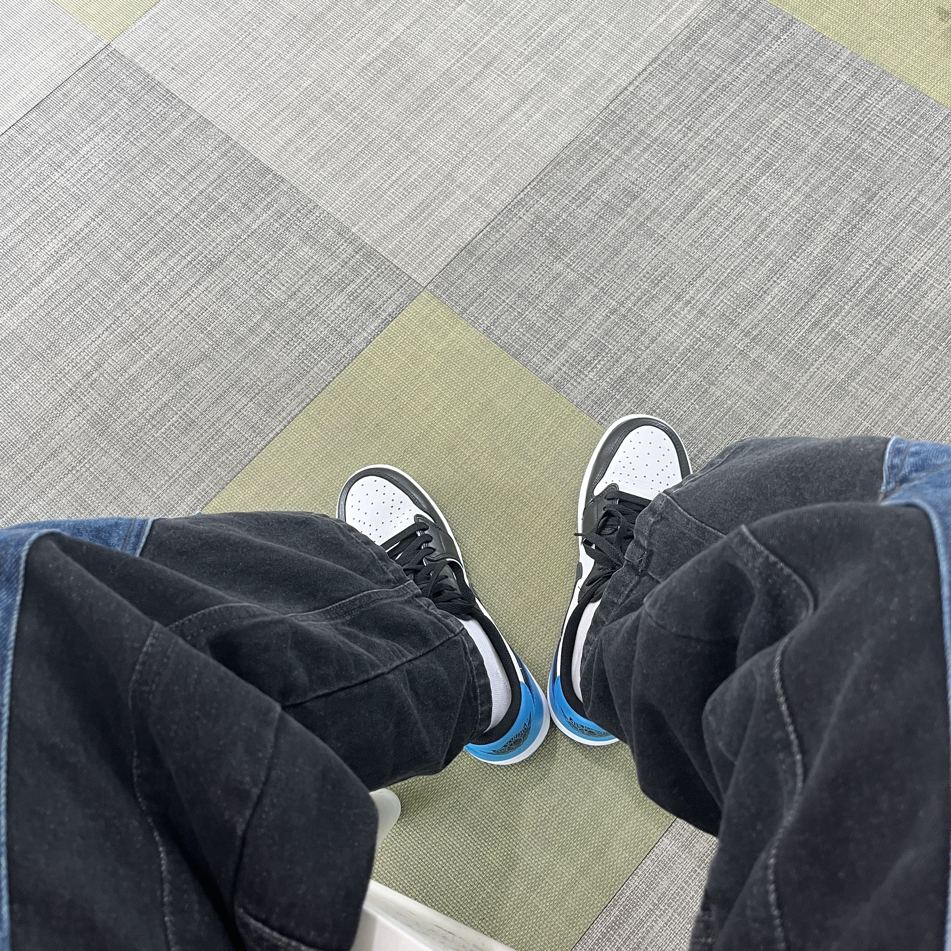 Jordan 1 Retro Low OG Black and Dark Powder Blue 착용 스타일