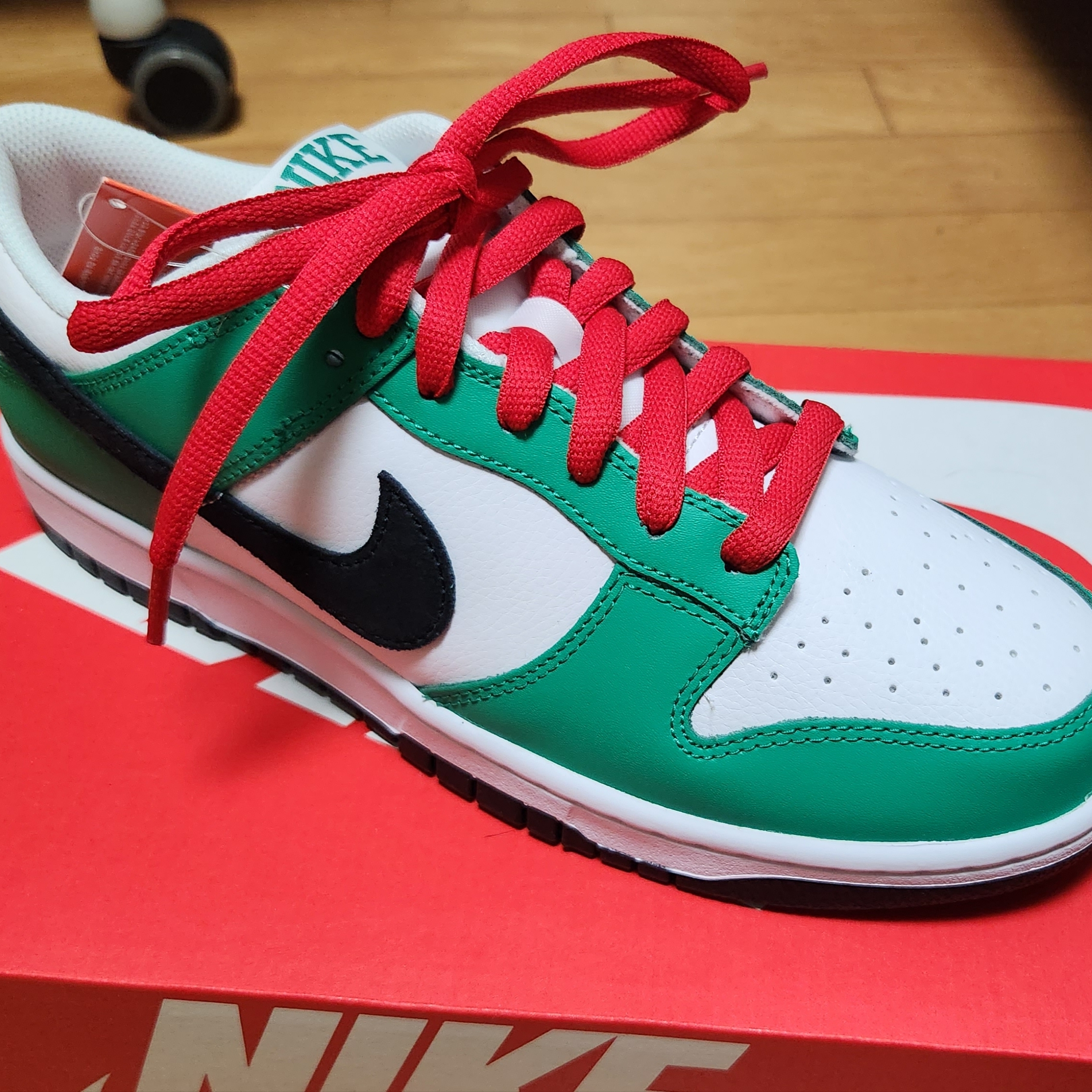 Nike Dunk Low White Green 착용 스타일 - 2