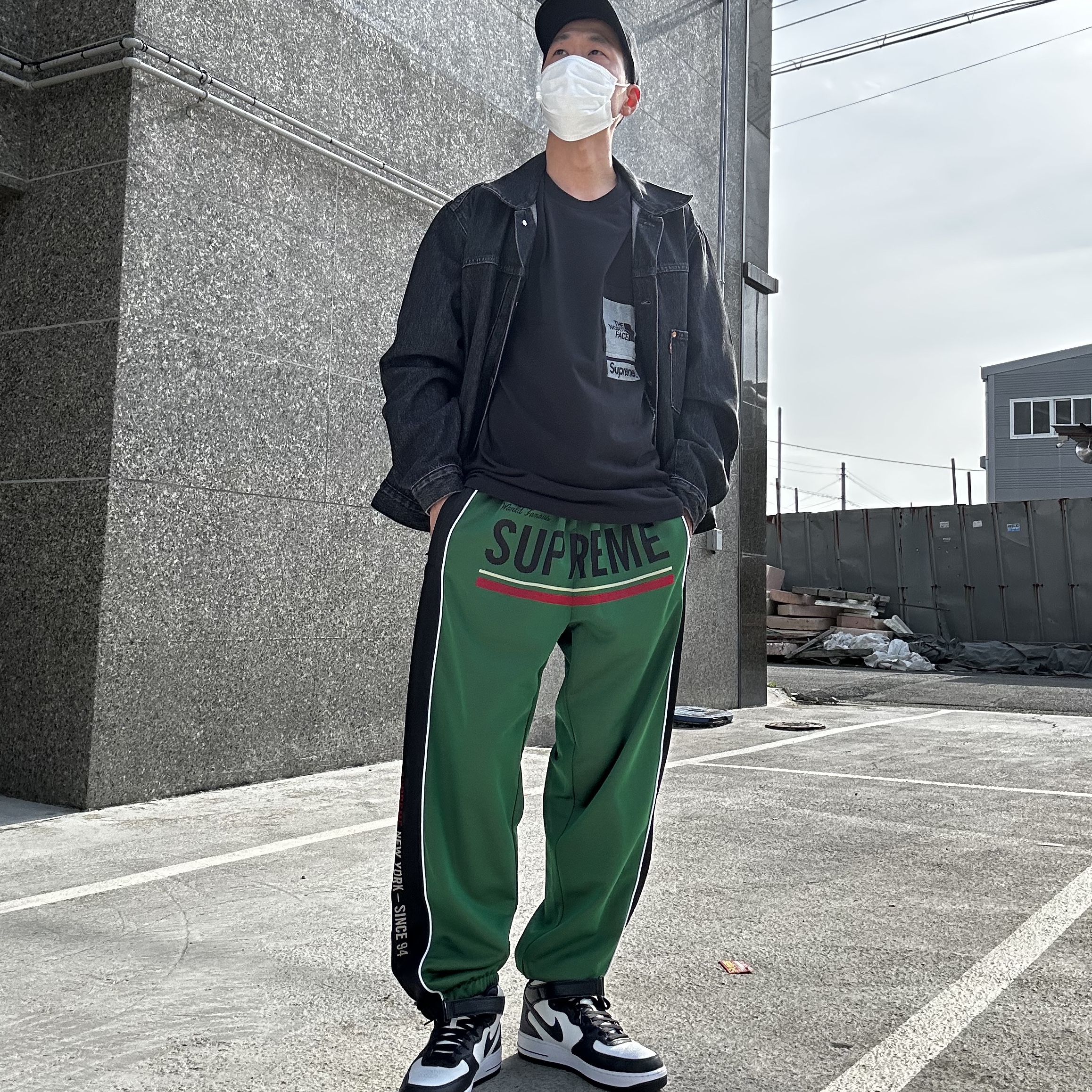 Supreme x The North Face Printed Pocket T-Shirt Black - 23SS, Supreme World Famous Jacquard Track Pants Green - 22FW 착용 스타일