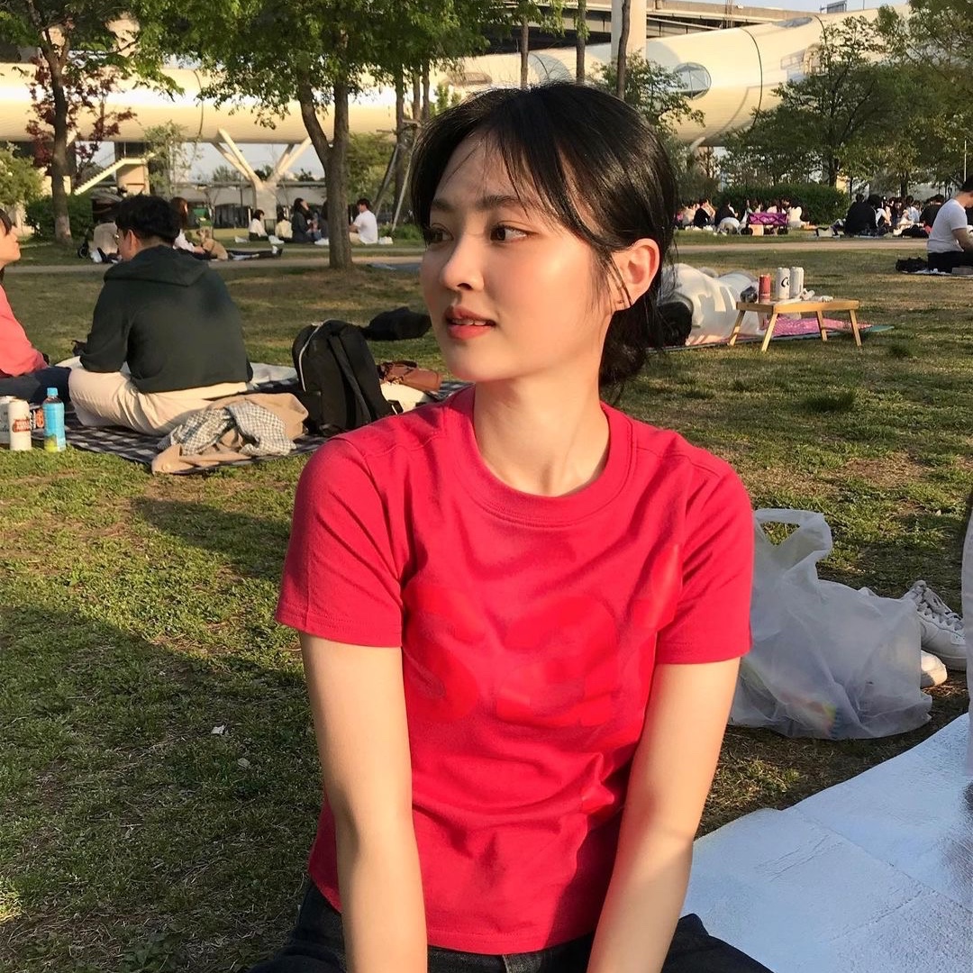 [예약 배송][KREAM 단독] Safarispot 1/2 Basic Safari T-Shirt Red 착용 스타일 - 1