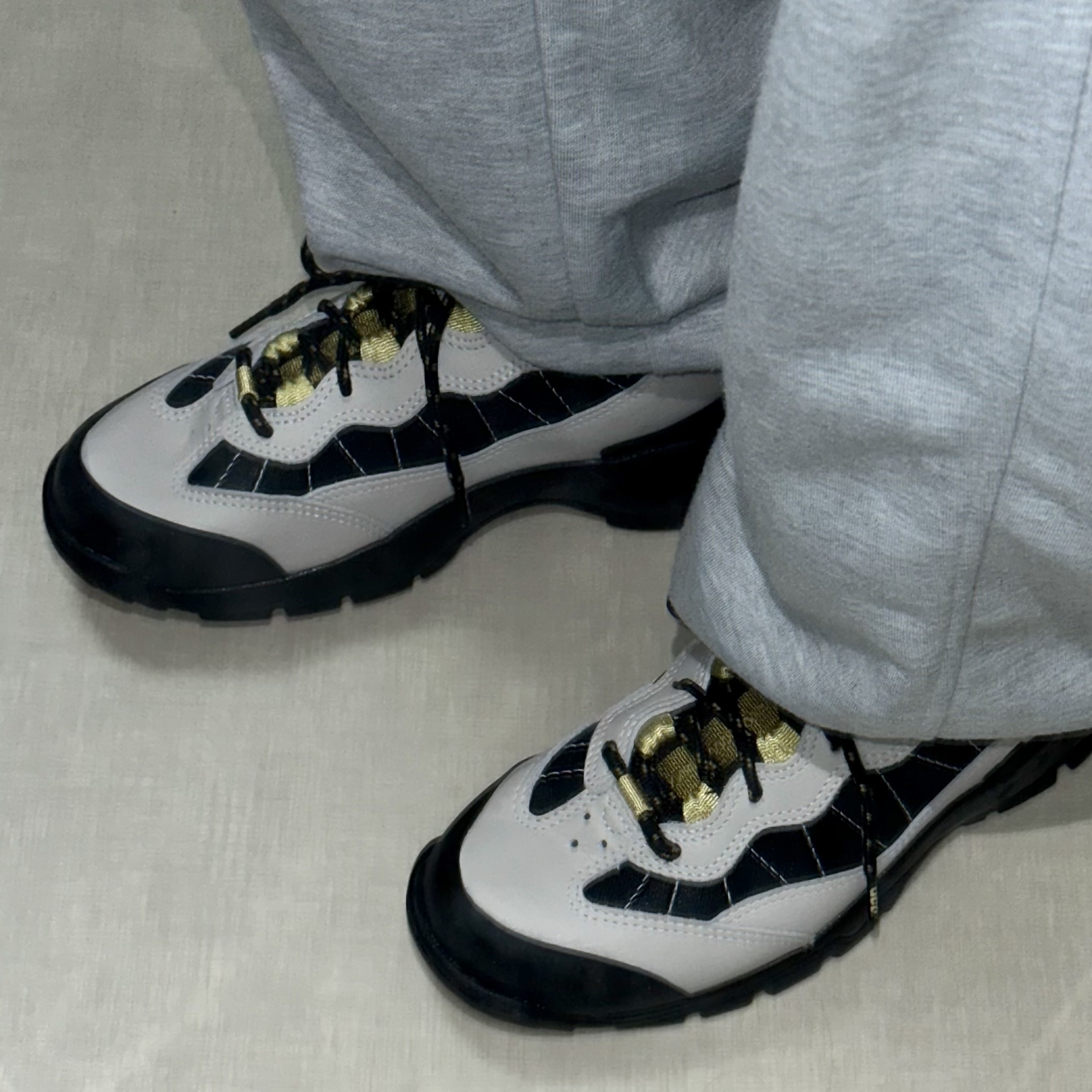 Nike ACG Air Mada Black and Celery Light Bone 착용 스타일 - 2