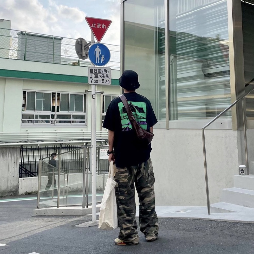 Lemaire Small Croissant Bag Chocolate Fondant, Jordan 5 x Off-White Retro SP Sail Fire Red 착용 스타일 - 2