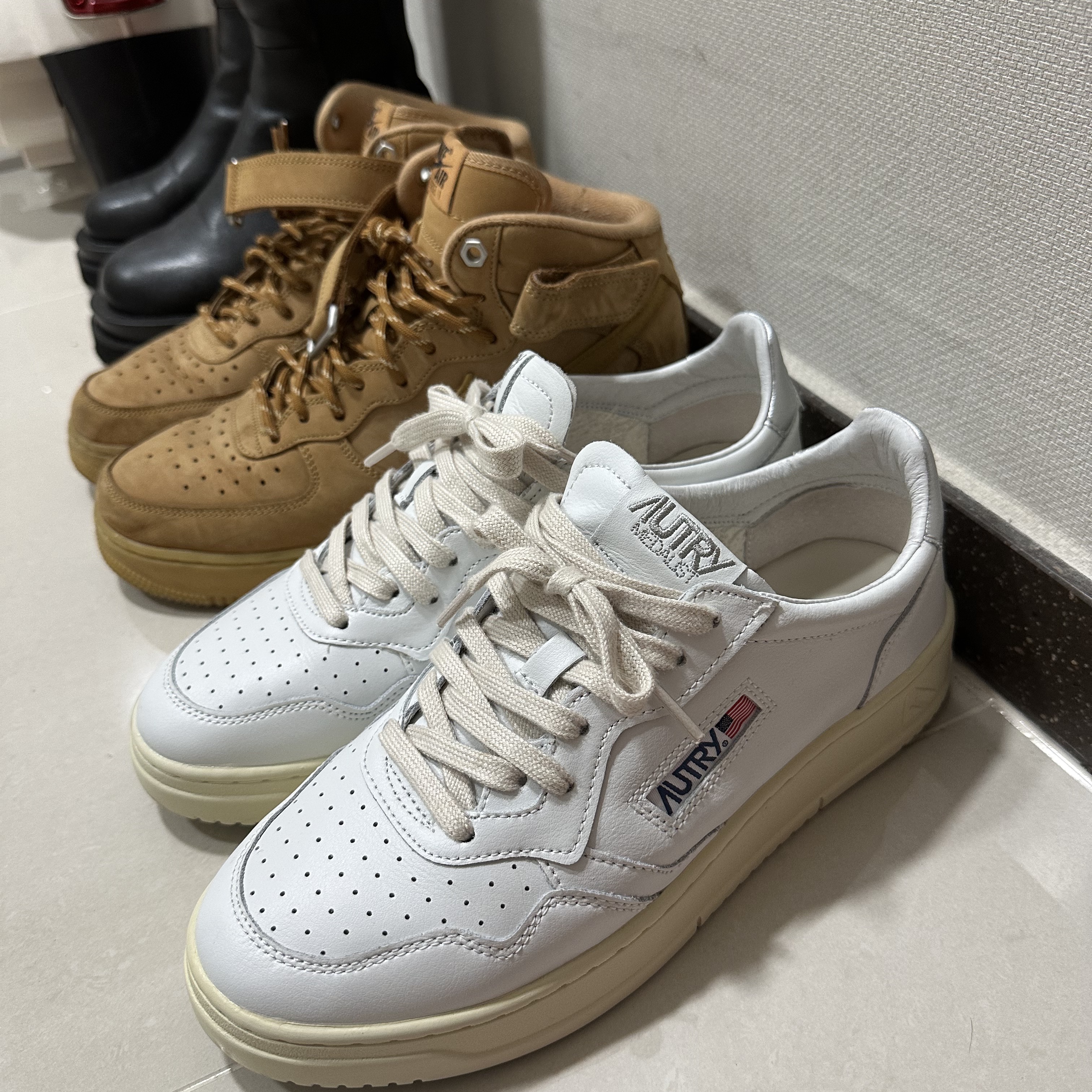 Autry Medalist Low Leather Sneakers White Silver, Nike Air Force 1 Mid '07 WB Flax 착용 스타일 - 1