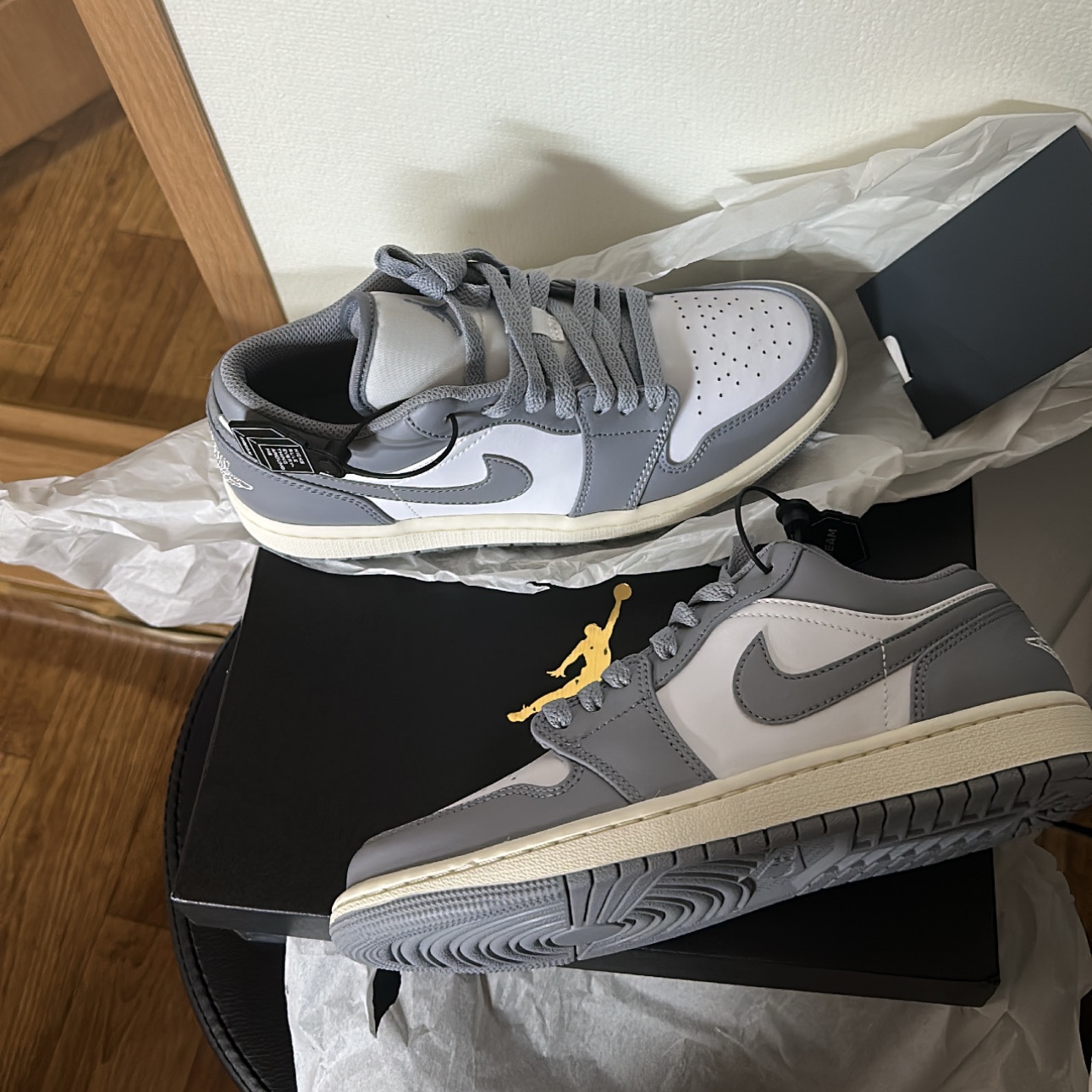 Jordan 1 Low Stealth and White 착용 스타일
