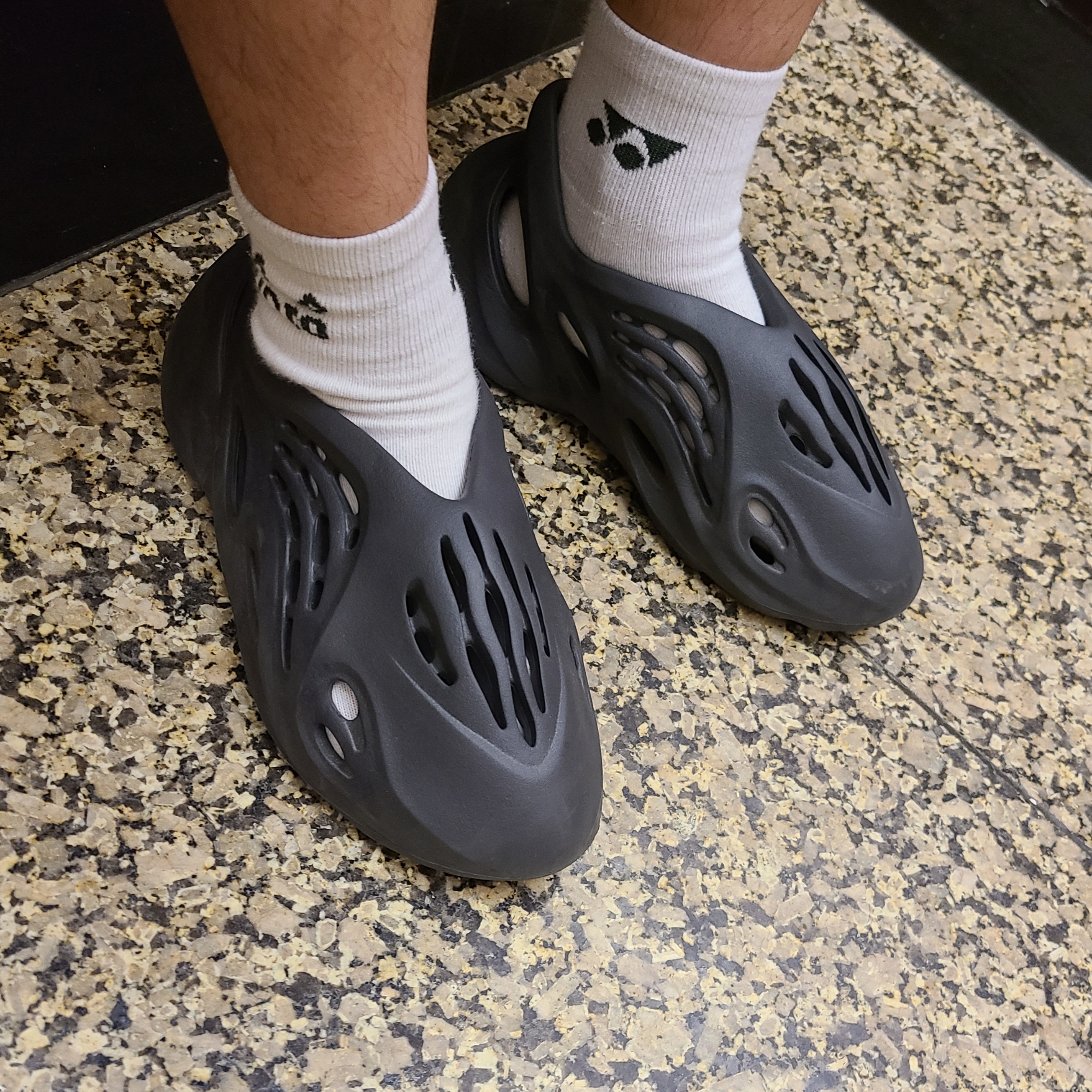 Adidas Yeezy Foam RNNR Onyx, IAB Studio x Yonex Socks Pack White Green 착용 스타일