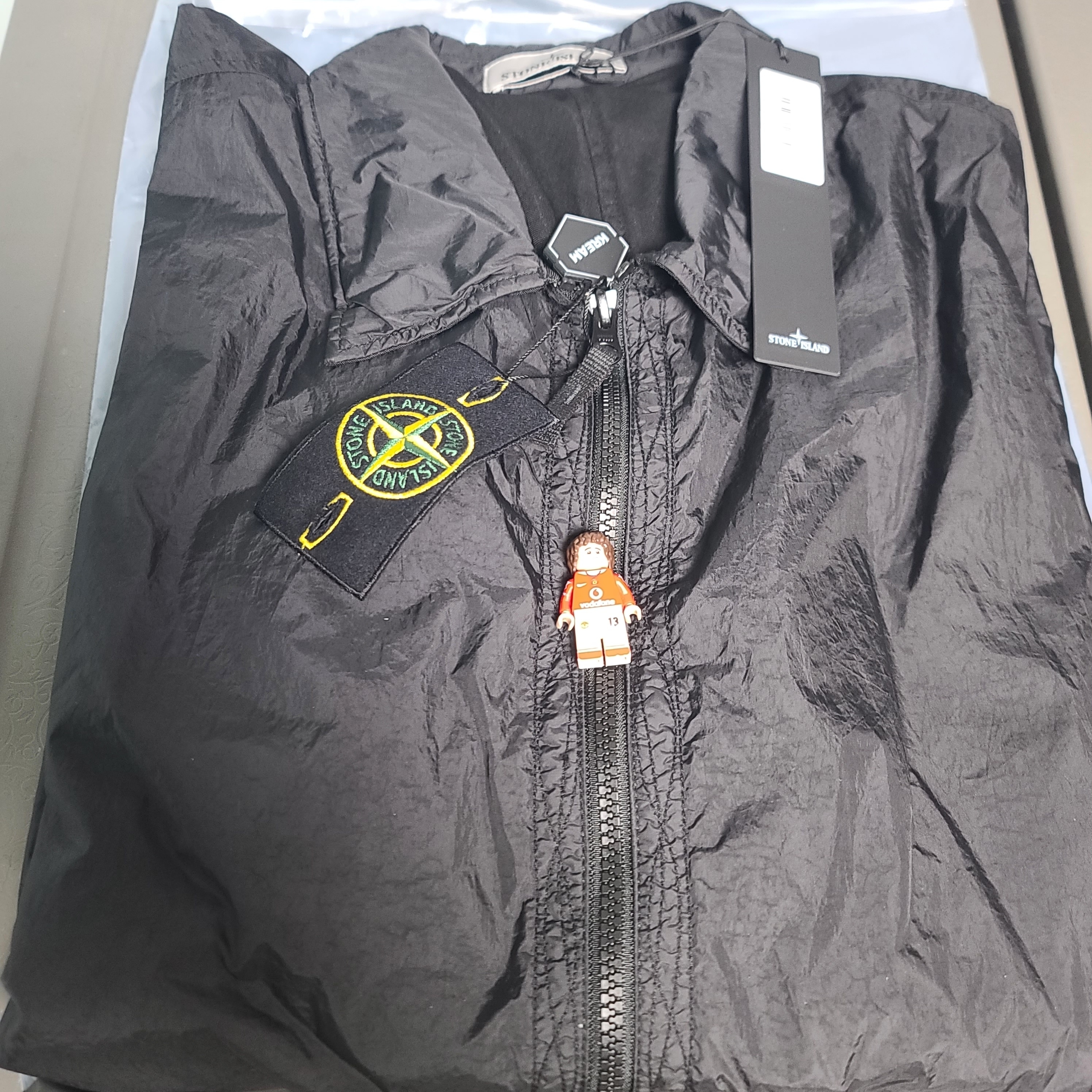 Stone Island 10223 Crinkle Reps Nylon Garment Dyed Overshirt Black - 22FW 착용 스타일