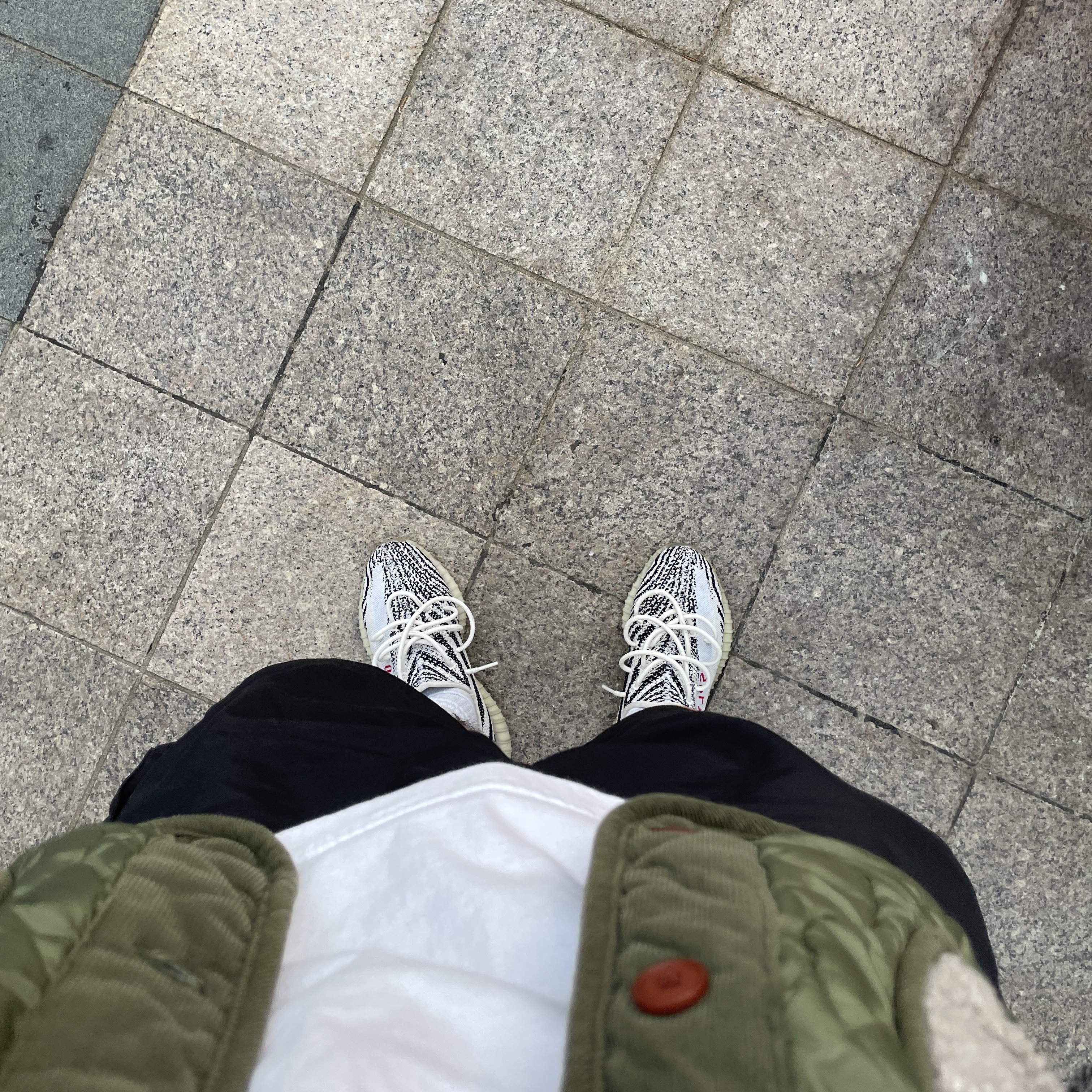 Adidas Yeezy Boost 350 V2 Zebra 2022/2023 착용 스타일