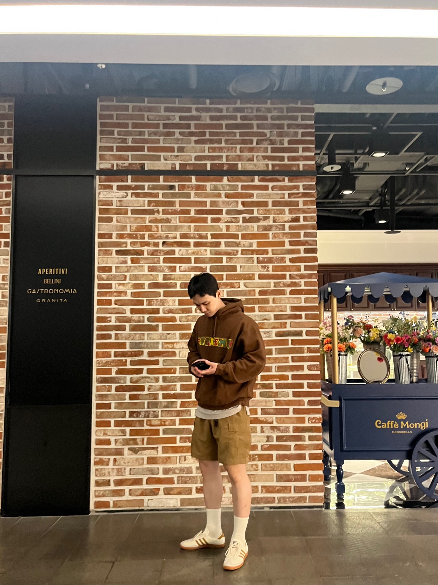 아디다스 시티 시리즈 트리에스테 크림 화이트, 슈프림 비디드 후드 스웨트셔트 브라운 - 23SS 착용 스타일 - 1