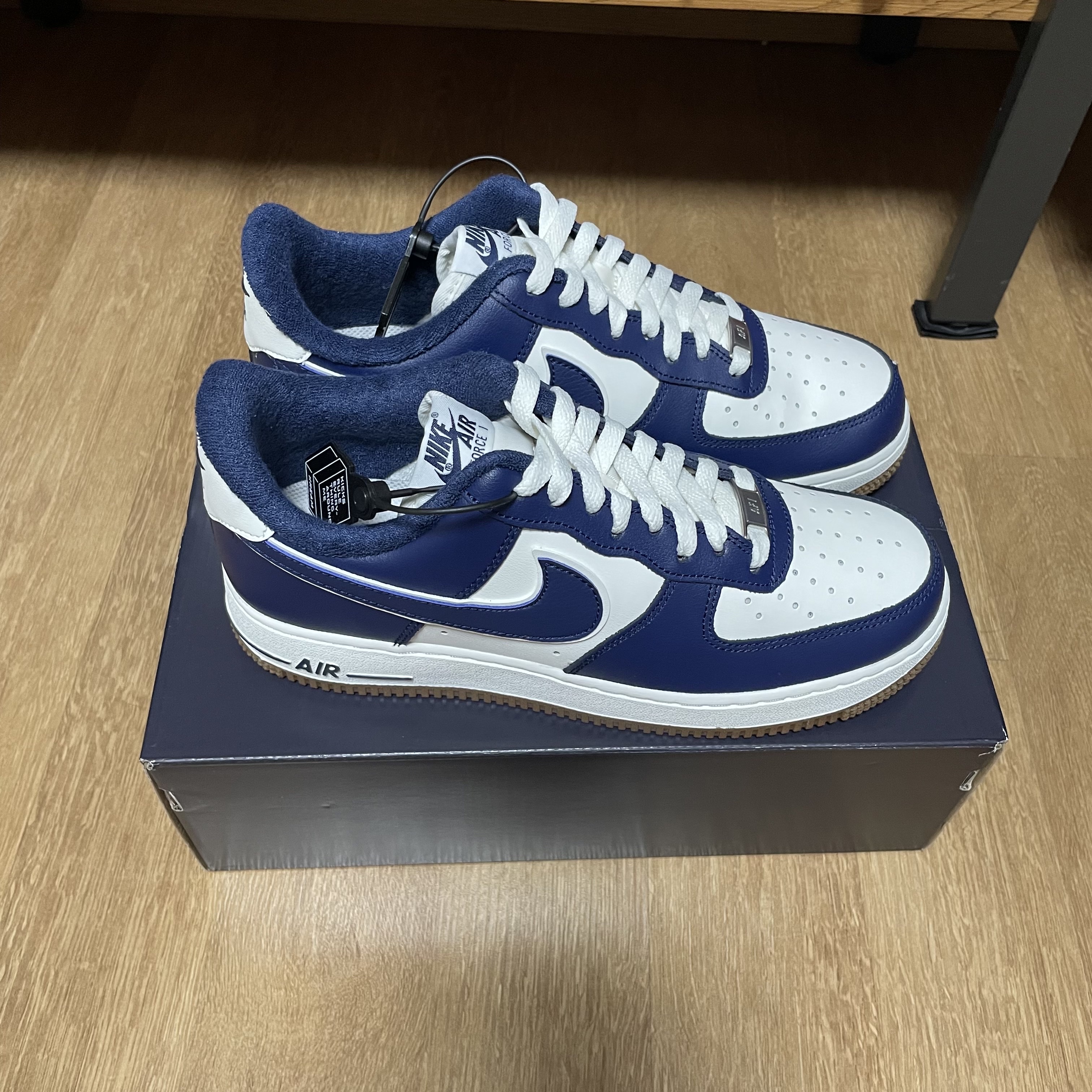 Nike Air Force 1 '07 LV8 Midnight Navy 착용 스타일