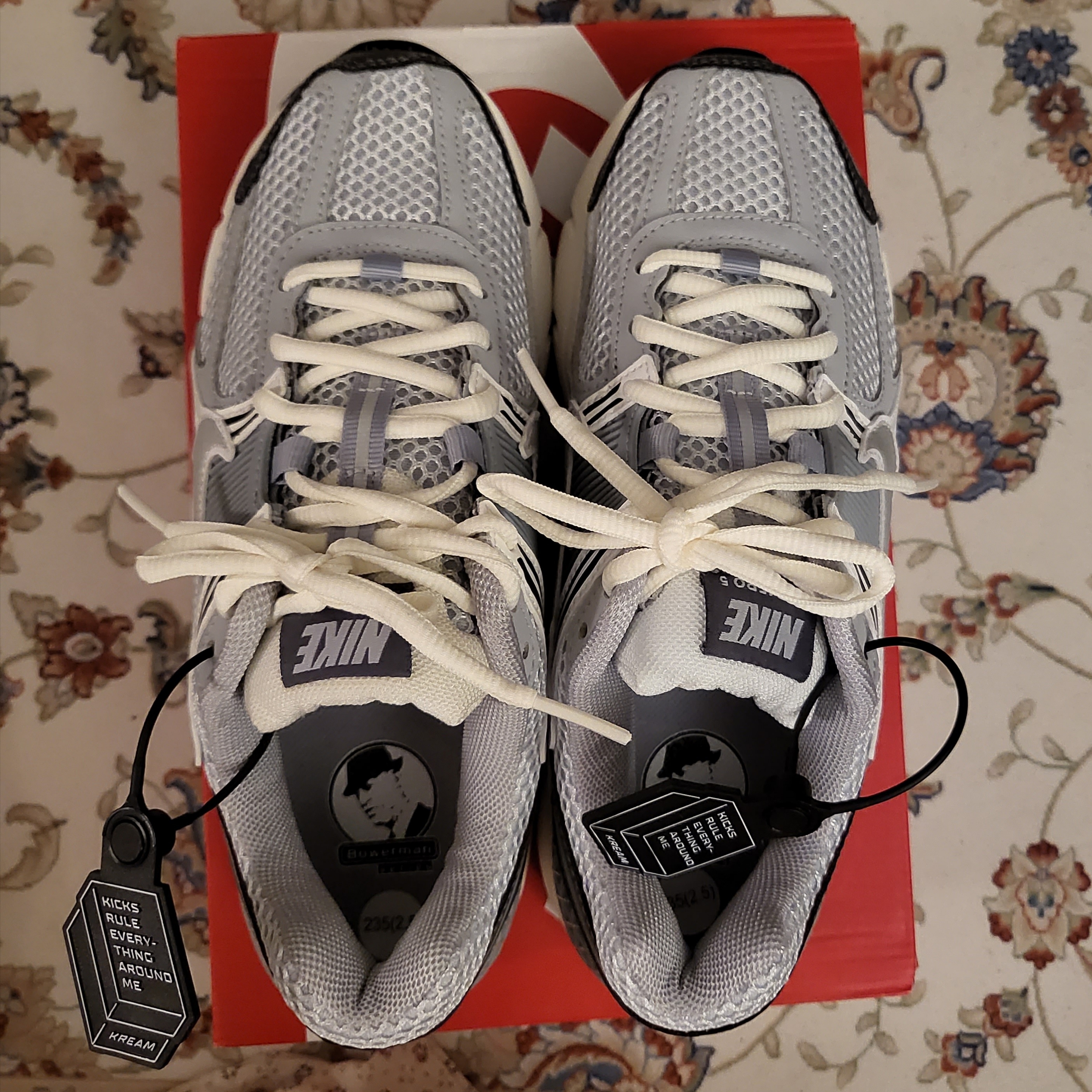 (W) Nike Zoom Vomero 5 Pure Platinum Metallic Silver 착용 스타일 - 2